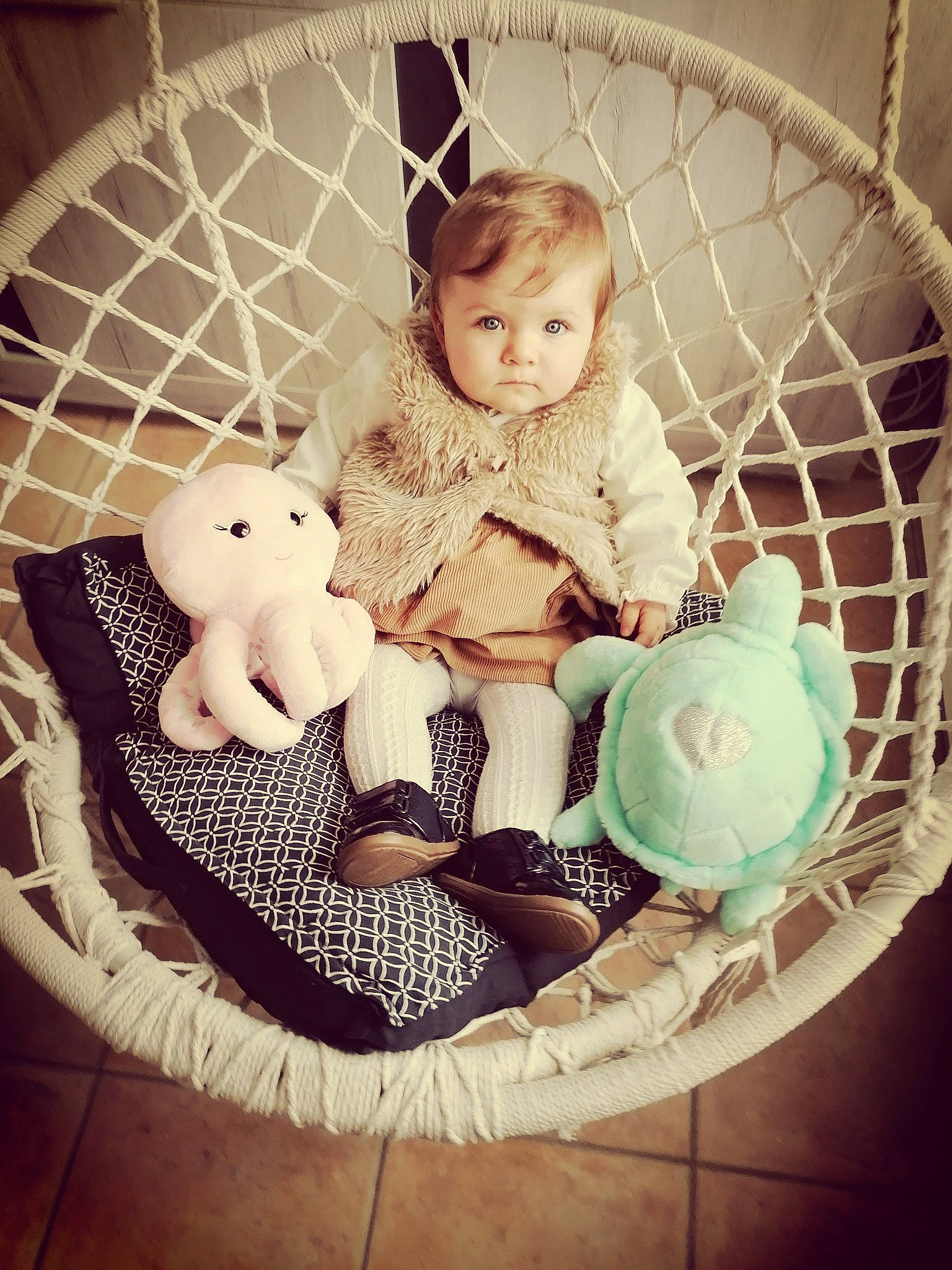 Giulia a rejoint le concours — aidez-le/la à gagner de superbes lots ! arm, baby, baby_carriage, baby_products, baby_safety, baby_sleeping, baby_toddler_clothing, baby_toys, basket, child, comfort, fashion_accessory, infant_bed, mammal, pattern, person, product, sitting, toddler, toy