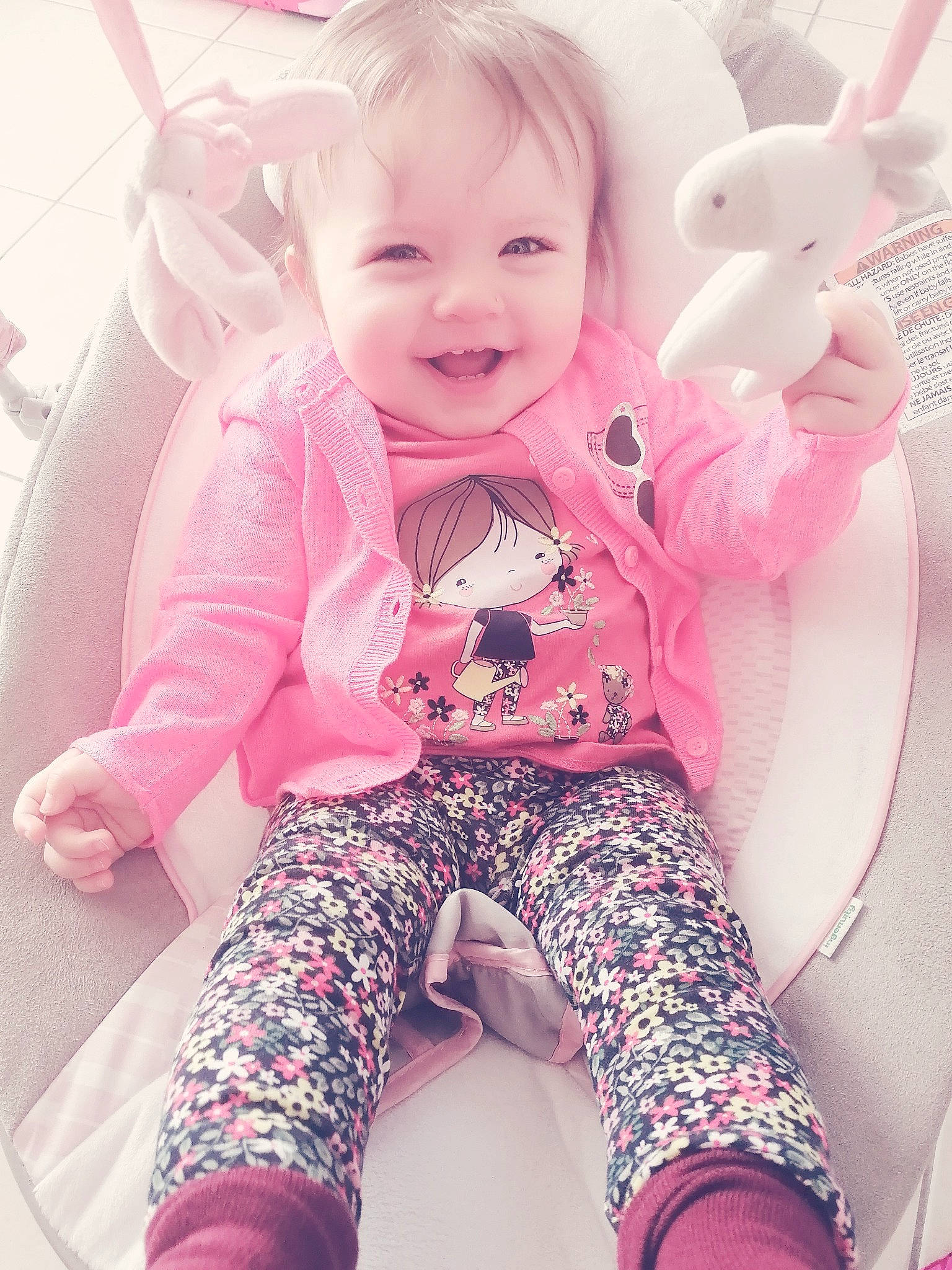 Giulia participe au concours pour gagner de l'argent avec cette photo : arm, baby_toddler_clothing, cheek, child, comfort, face, facial_expression, finger, hand, happy, head, human_body, joy, person, pink, product, skin, sleeve, smile, textile