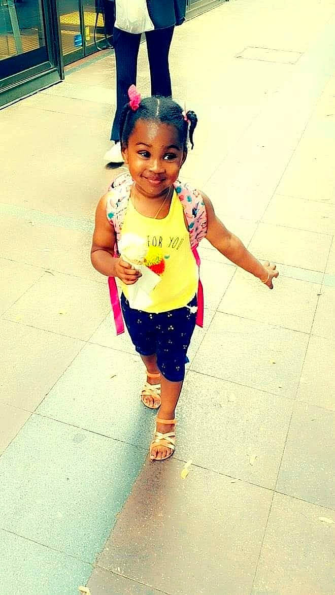 Caprina participe au concours pour gagner de l'argent avec cette photo : child, cool, face, friendship, fun, happy, human_leg, joy, leg, leisure, morning, pedestrian, person, recreation, road, shorts, sidewalk, smile, t_shirt, thigh