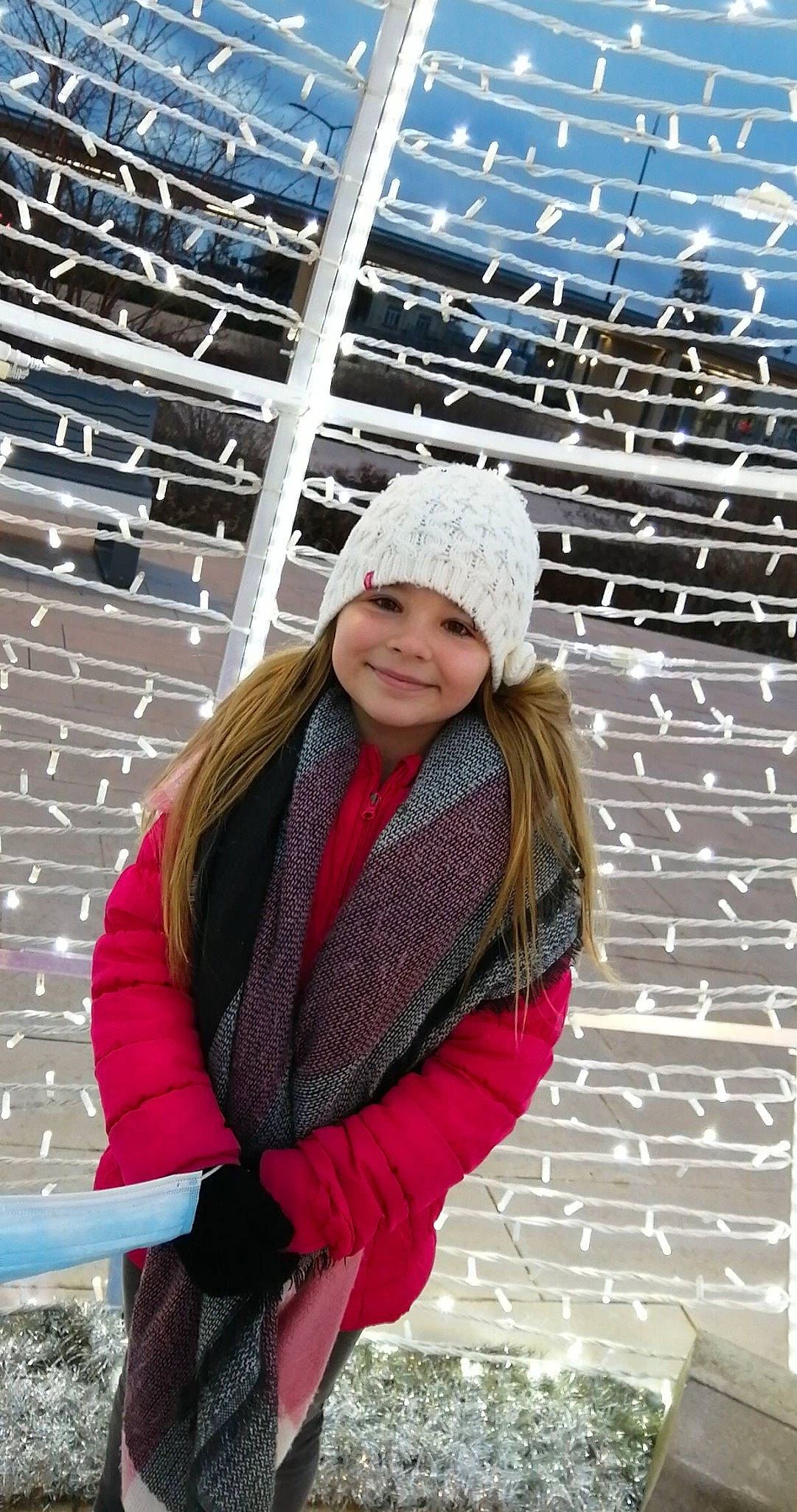 Awena participe au concours pour gagner de l'argent avec cette photo : beauty, cap, clothing, electric_blue, eye, fun, happy, head, headgear, headwear, joy, knit_cap, leisure, organ, outerwear, pattern, person, scarf, shawl, smile