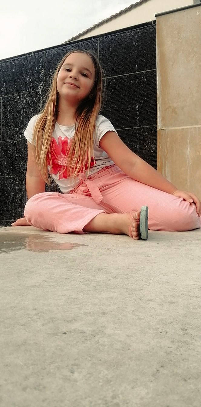 Awena a rejoint le concours — aidez-le/la à gagner de superbes lots ! arm, clothing, eye, face, fashion, flash_photography, hair, hairstyle, human_body, joy, knee, leg, lip, person, pink, shoulder, skin, smile, textile, thigh