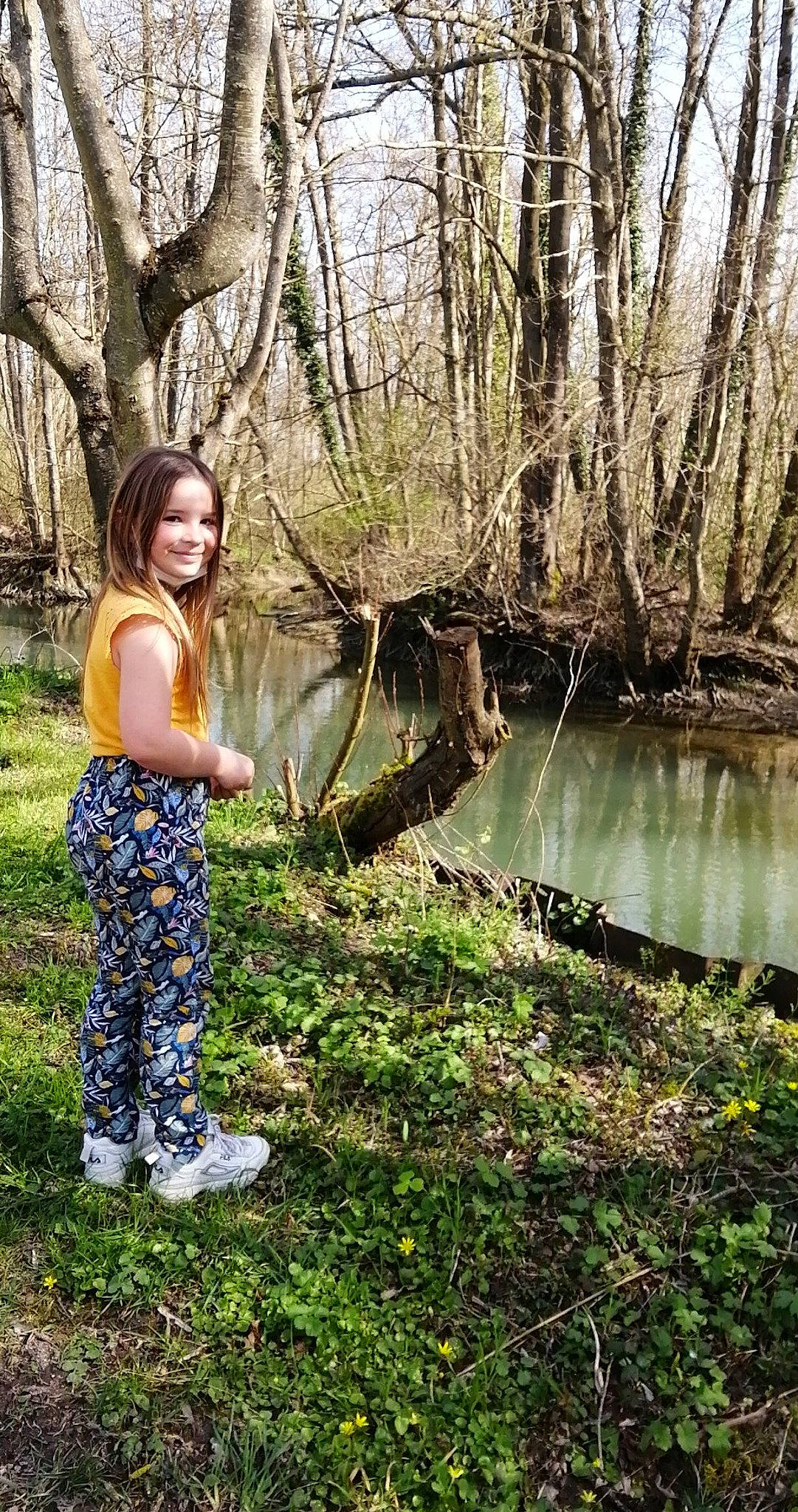 Awena a rejoint le concours — aidez-le/la à gagner de superbes lots ! bank, botany, branch, forest, grass, grass_family, happy, joy, landscape, leaf, long_hair, natural_landscape, people_in_nature, person, plant, smile, tree, trunk, twig, water