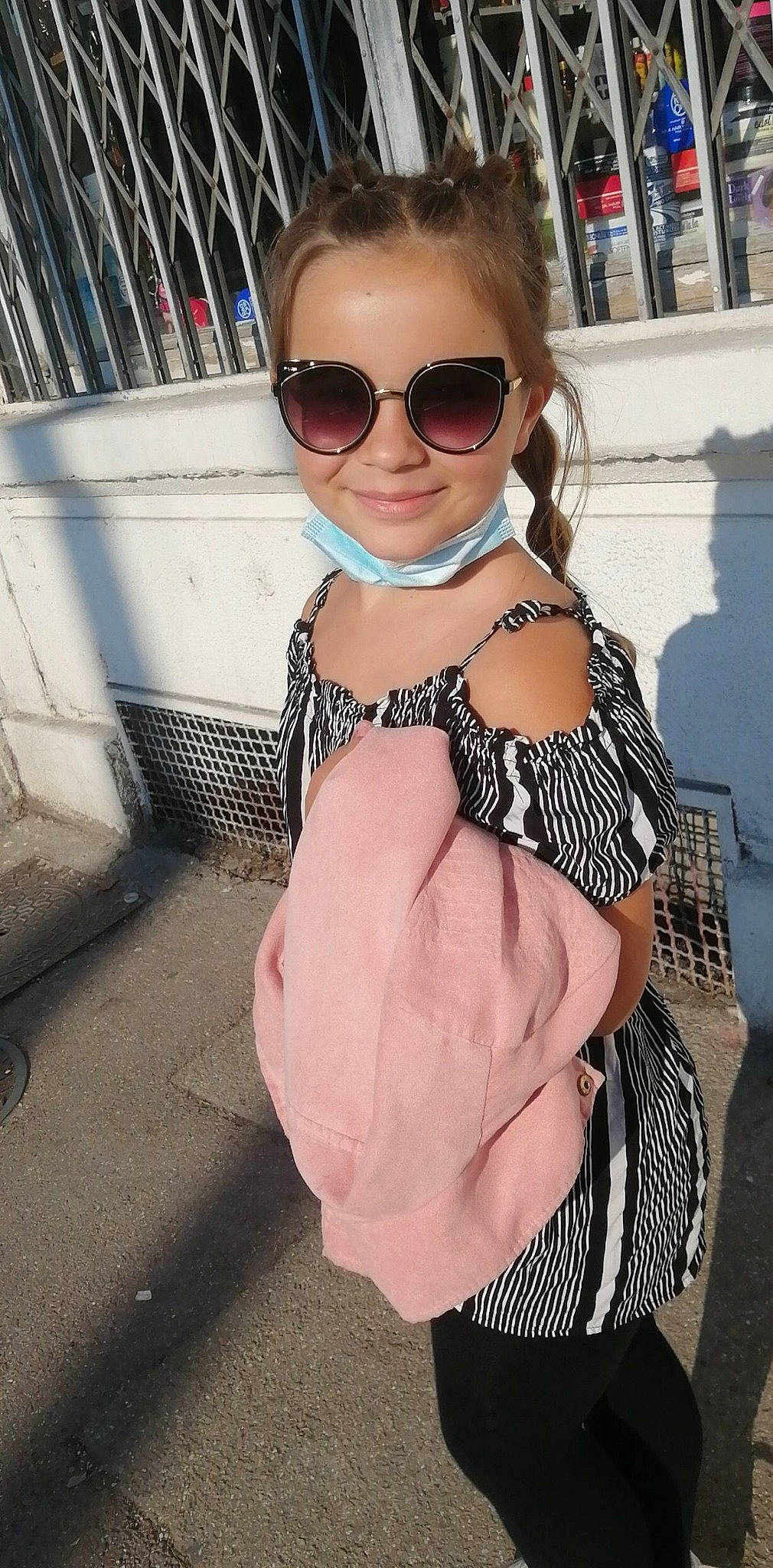 Awena participe au concours pour gagner de l'argent avec cette photo : cool, electric_blue, eyewear, fashion_design, glasses, goggles, hair, jewellery, joy, lip, long_hair, person, selfie, sleeve, sleeveless_shirt, smile, sunglasses, thigh, toddler, vision_care