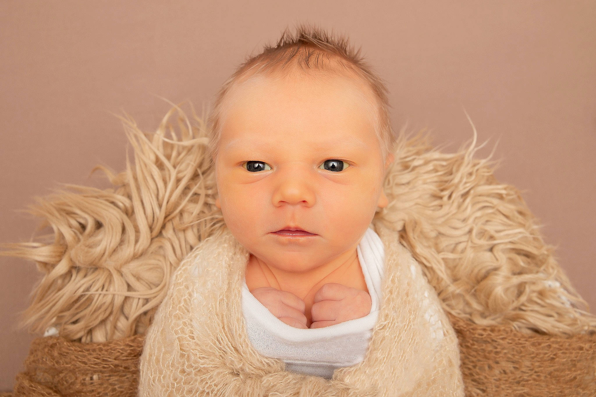 Marius a rejoint le concours — aidez-le/la à gagner de superbes lots ! baby, baby_toddler_clothing, blond, cheek, child, eyebrow, eyelash, flash_photography, fun, fur, happy, iris, lip, nose, person, portrait, sitting, sleeve, smile, toddler