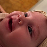 Naya a rejoint le concours — aidez-le/la à gagner de superbes lots ! baby, close_up, headband, face, skin, eyes, mouth, infant, child, portrait, expression, cute, happy, indoors, warm_colors, soft_light, person, head, newborn, cheeks