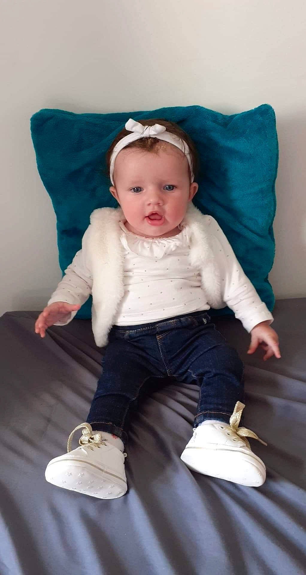 Naëlya participe au concours pour gagner de l'argent avec cette photo : baby, child, person, shoe, sitting, toddler