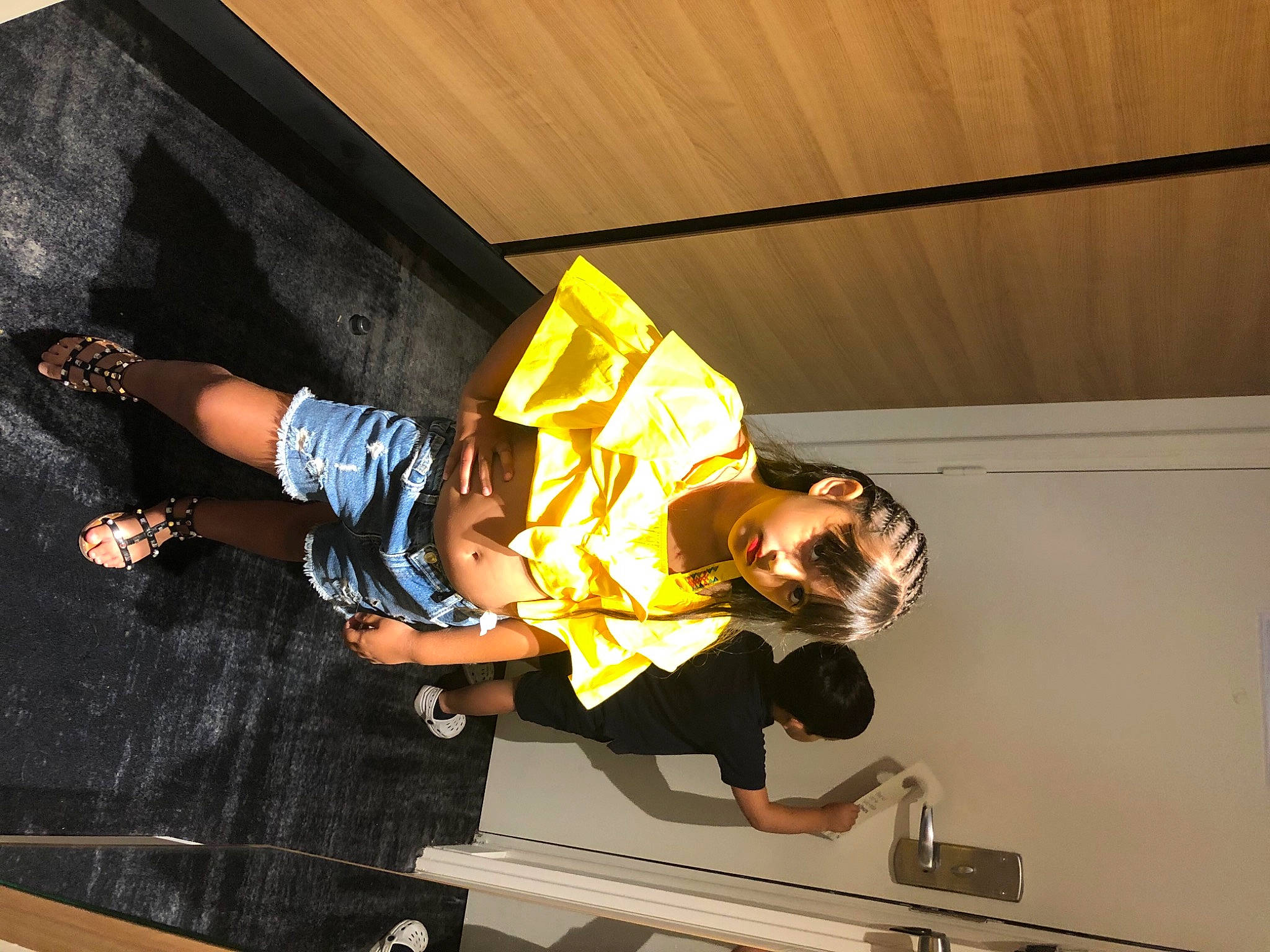 Chloé participe au concours pour gagner de l'argent avec cette photo : child, elbow, event, fun, hat, human_leg, knee, leisure, person, room, t_shirt, thigh, under_exposed, wrist