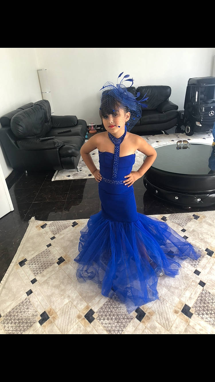 Chloé participe au concours pour gagner de l'argent avec cette photo : arm, bridal_party_dress, chair, clothing, couch, day_dress, dress, electric_blue, entertainment, event, fashion_design, flash_photography, flooring, formal_wear, furniture, gown, one_piece_garment, performing_arts, person, purple