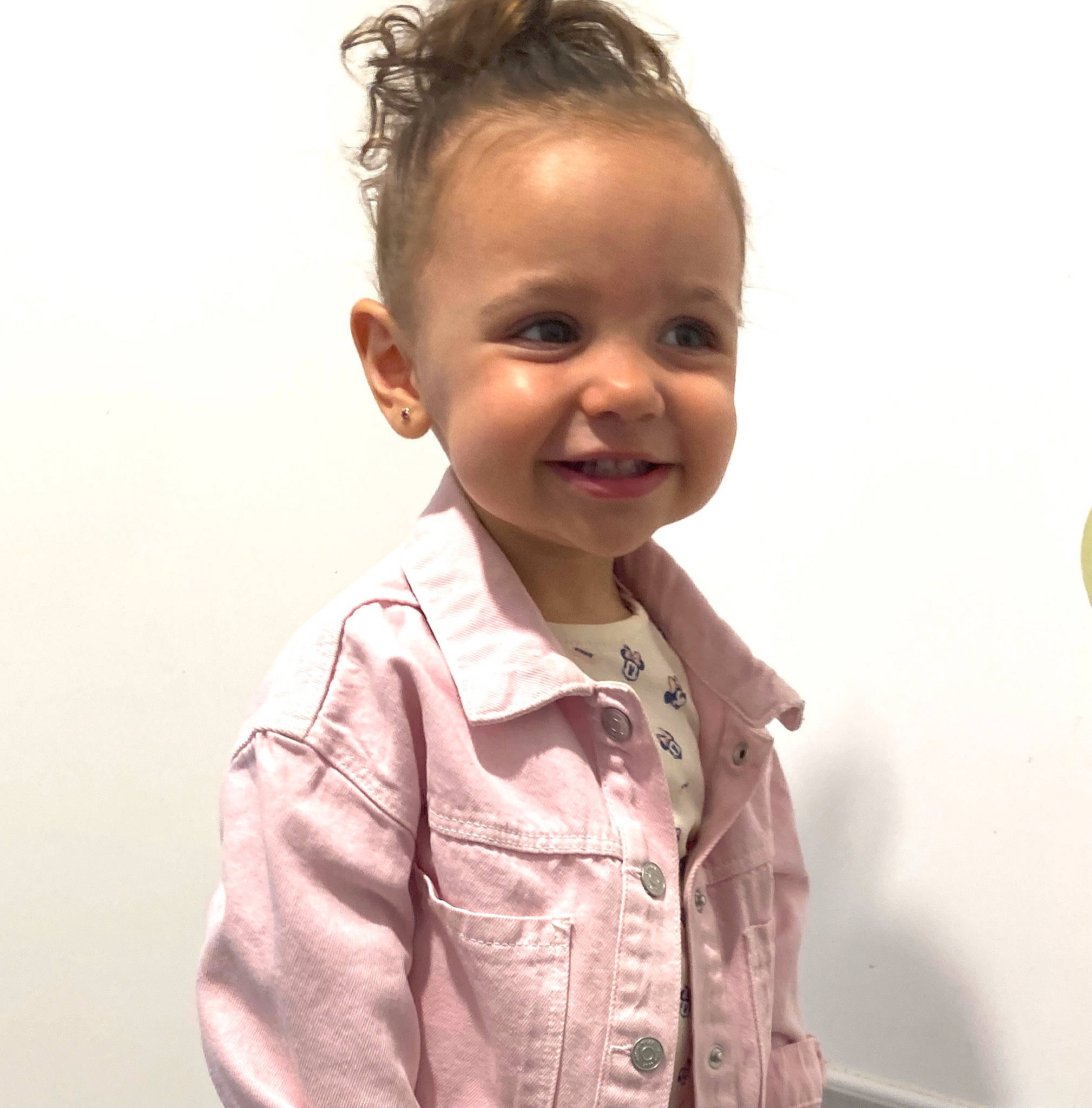 Eva participe au concours pour gagner de l'argent avec cette photo : arm, cheek, ear, eye, eyebrow, face, forehead, hair, happy, head, human_body, iris, joy, lip, neck, nose, outerwear, person, skin, sleeve