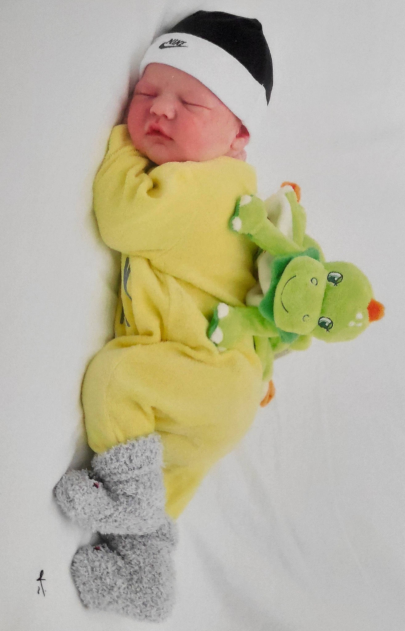 Ezio participe au concours pour gagner de l'argent avec cette photo : baby, baby_products, baby_safety, baby_sleeping, baby_toddler_clothing, cap, cheek, child, comfort, face, gesture, hat, headwear, linens, outerwear, person, product, sitting, sleeve, sock