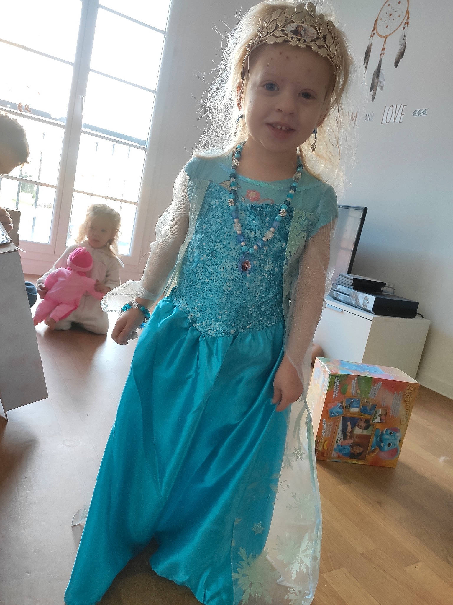 Leyana participe au concours pour gagner de l'argent avec cette photo : aqua, blurred, child, clothing, dress, fashion_design, gown, pattern, person, teal, turquoise