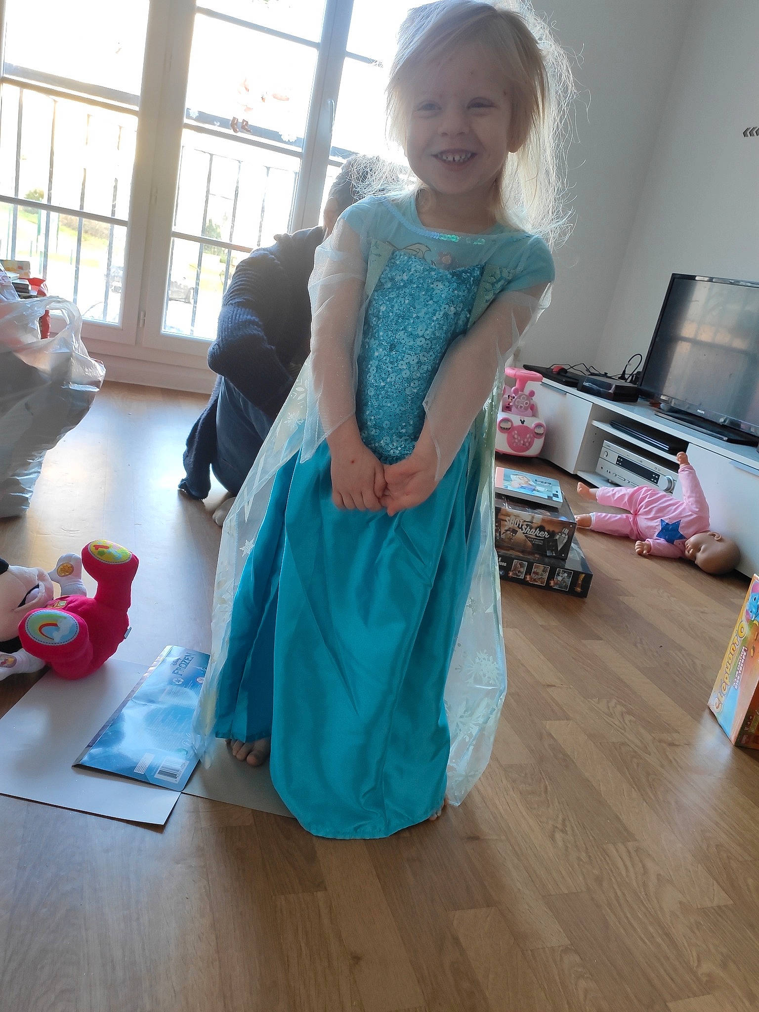 Leyana participe au concours pour gagner de l'argent avec cette photo : child, clothing, costume, dress, fashion_design, floor, flooring, joy, pattern, person, room, shoulder, turquoise