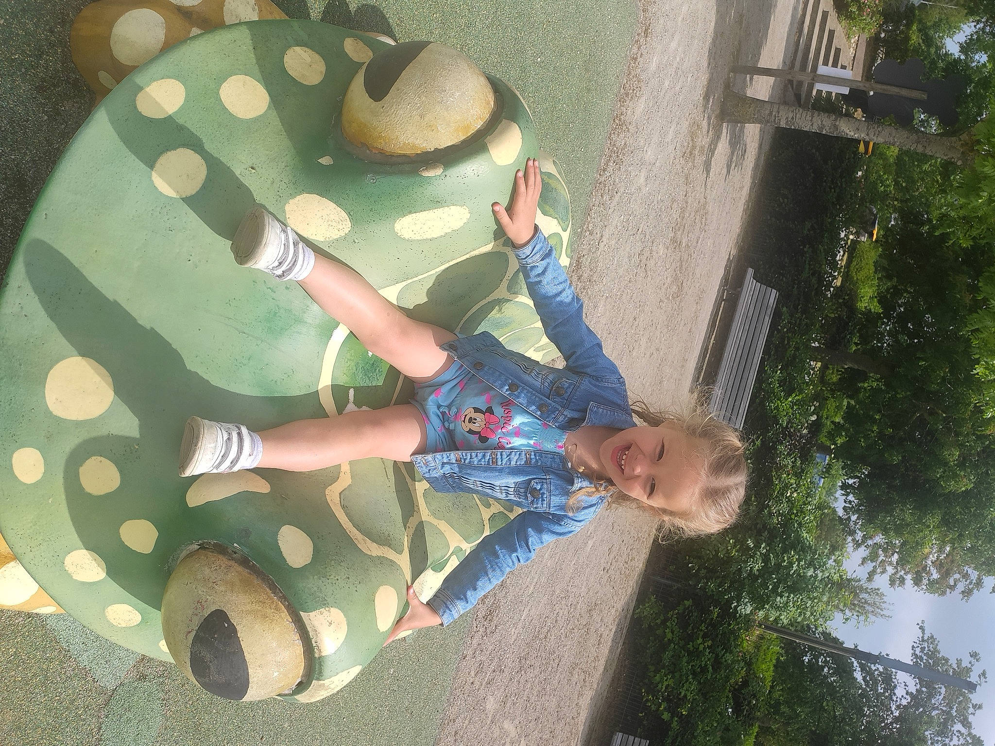 Layna a rejoint le concours — aidez-le/la à gagner de superbes lots ! arm, camouflage, child, circle, fun, grass, green, joy, leg, leisure, military_camouflage, organism, pattern, people_in_nature, person, plant, recreation, sitting, t_shirt, toddler