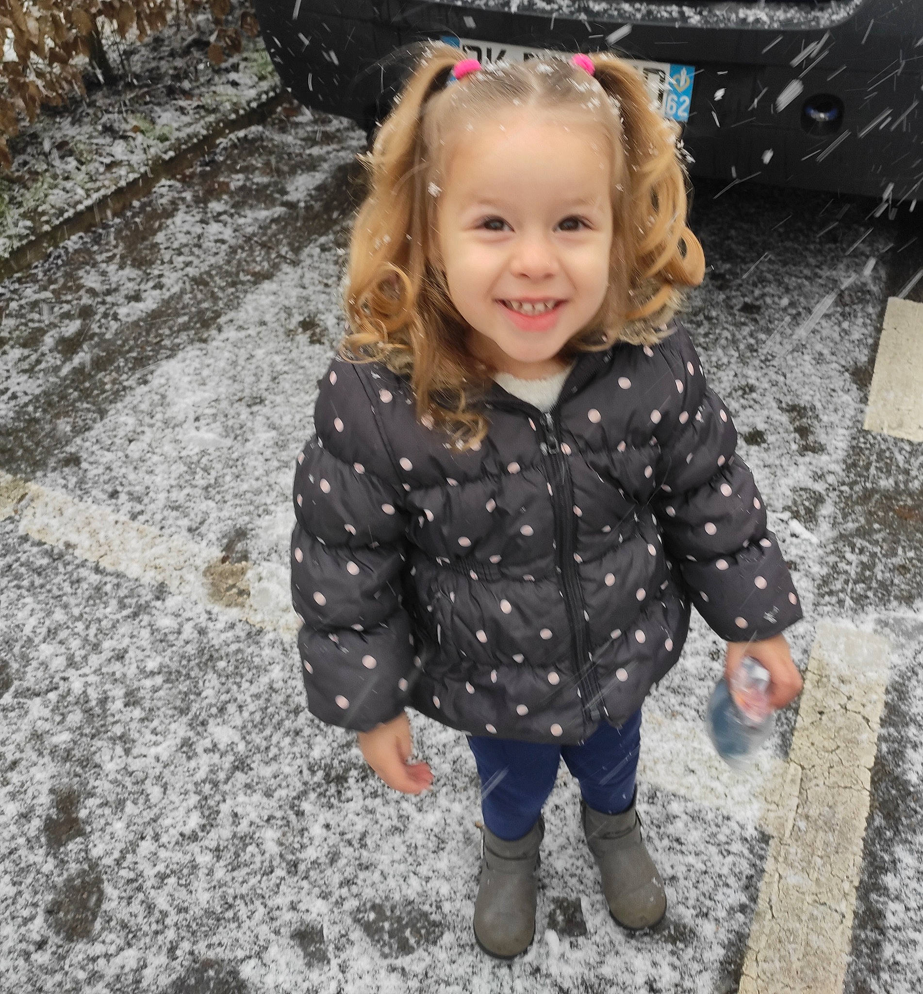 Layna a rejoint le concours — aidez-le/la à gagner de superbes lots ! asphalt, child, clothing, design, flooring, freezing, fun, grass, happy, joy, pattern, people_in_nature, person, road_surface, sitting, smile, snow, soil, standing, toddler