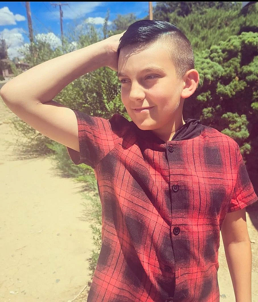 Dexter is registered to the contest to win money with this photo: beauty, chest, cool, eyewear, flash_photography, gesture, grass, happy, joy, lip, neck, pattern, people_in_nature, person, plaid, shoulder, sleeve, sunglasses, t_shirt, tartan