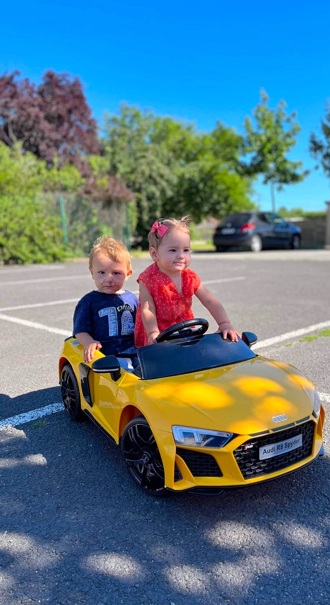 Kélya participe au concours pour gagner de l'argent avec cette photo : alloy_wheel, asphalt, automotive_design, automotive_exterior, automotive_lighting, automotive_tire, bumper, car, grille, hood, motor_vehicle, person, personal_luxury_car, rim, road, sky, tire, toddler, tree, vehicle