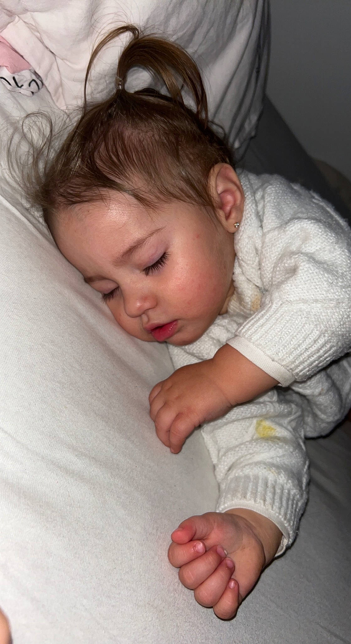 Kélya a rejoint le concours — aidez-le/la à gagner de superbes lots ! baby, baby_sleeping, baby_toddler_clothing, barefoot, cheek, child, comfort, eye, finger, foot, gesture, happy, linens, nail, nose, person, sitting, skin, sleeve, thumb