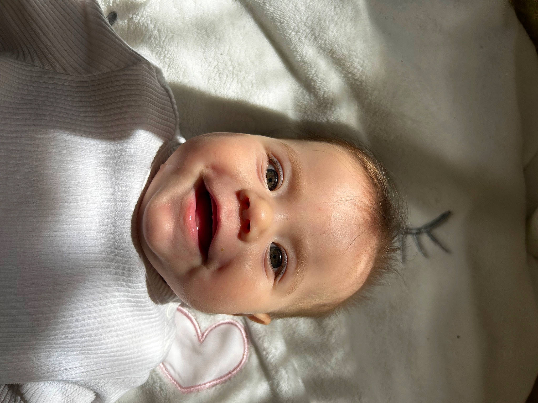 Swaëli participe au concours pour gagner de l'argent avec cette photo : baby, baby_toddler_clothing, cheek, child, comfort, eyebrow, eyelash, flash_photography, happy, iris, linens, lip, monochrome, monochrome_photography, nose, person, portrait_photography, skin, sleeve, smile