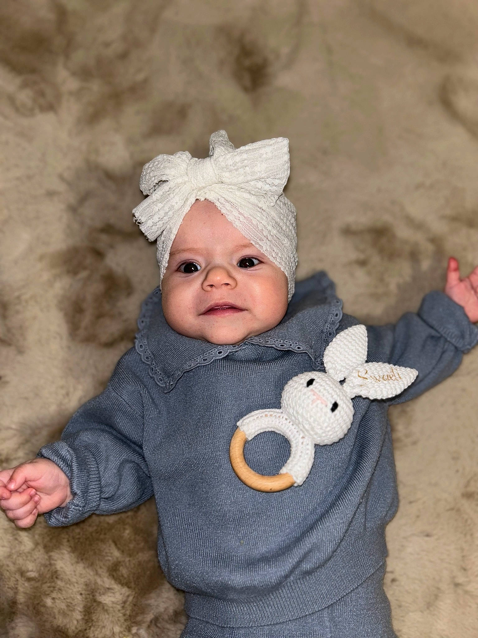 Swaëli participe au concours pour gagner de l'argent avec cette photo : art, baby, baby_products, baby_toddler_clothing, bonnet, cheek, child, costume_accessory, costume_hat, fashion_accessory, fun, grass, happy, headgear, headwear, pattern, person, sitting, sleeve, toddler