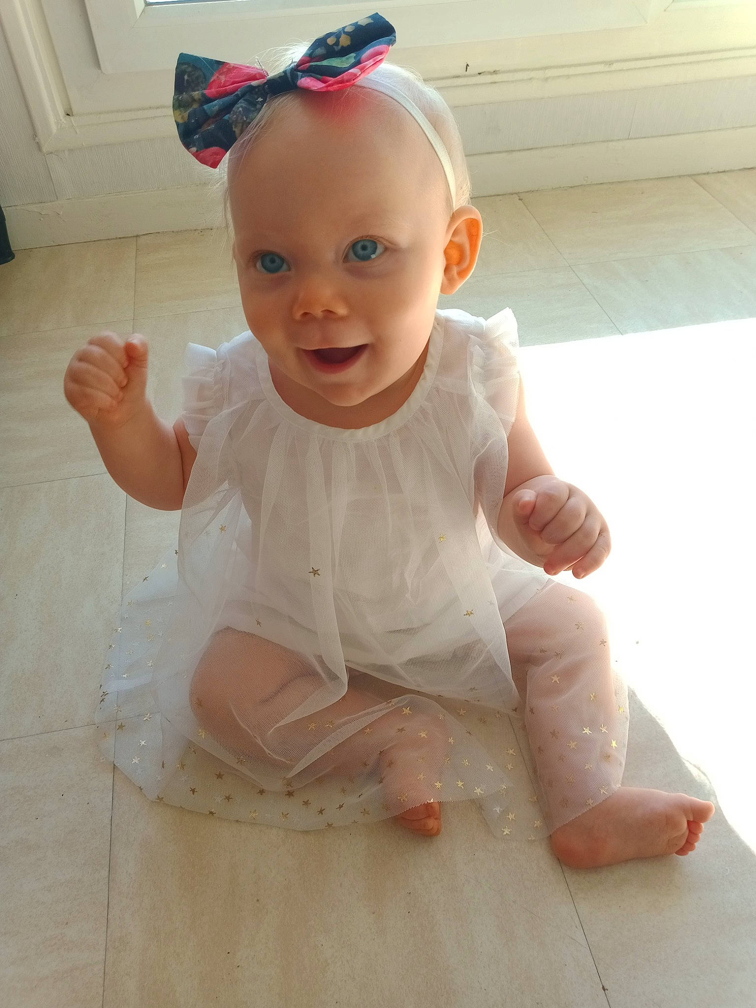 Loonna participe au concours pour gagner de l'argent avec cette photo : baby, baby_toddler_clothing, cheek, chin, eye, finger, floor, flooring, happy, head, headgear, human_body, lip, person, pink, skin, sleeve, smile, thumb, toddler