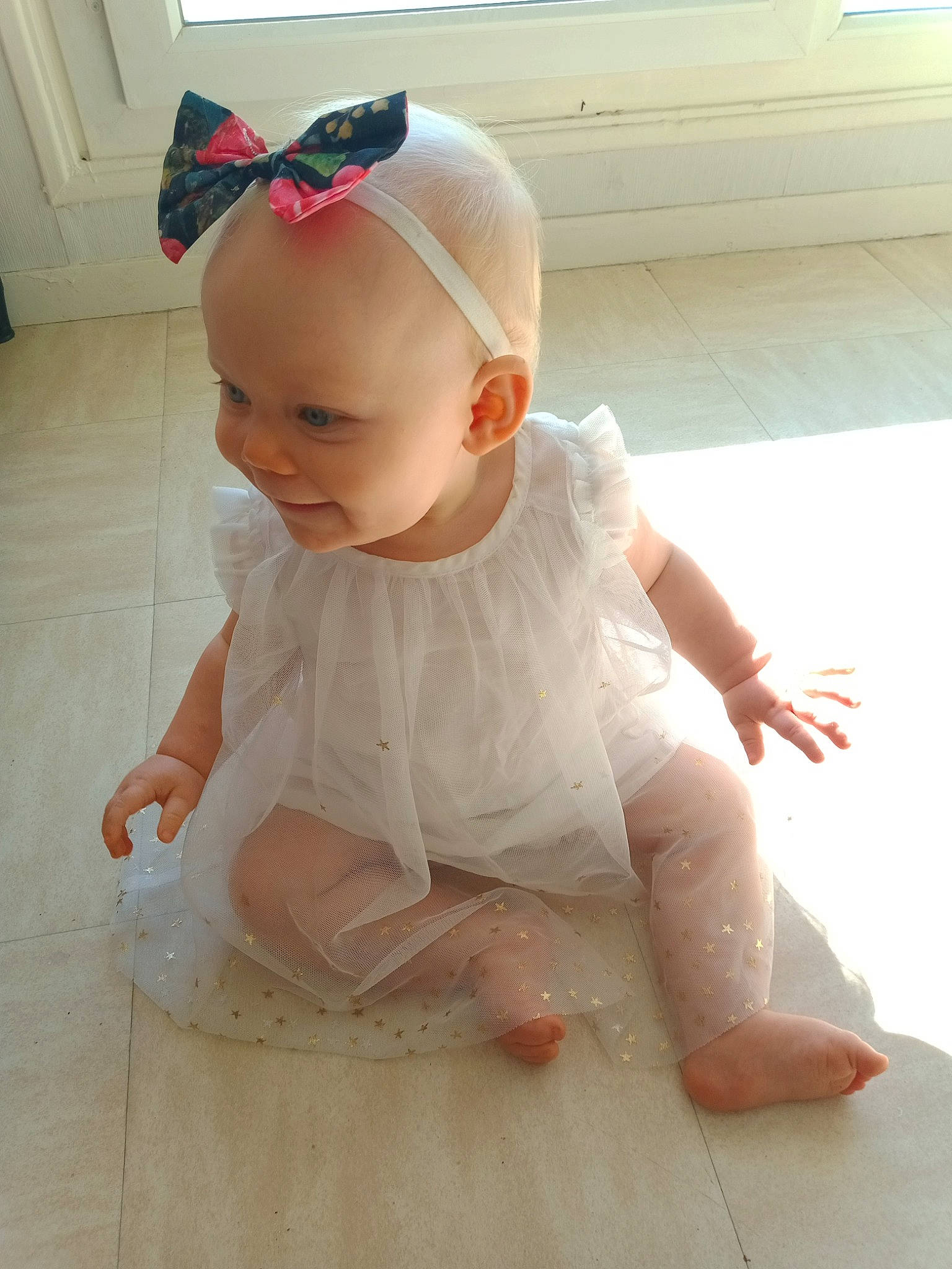 Loonna a rejoint le concours — aidez-le/la à gagner de superbes lots ! baby, baby_toddler_clothing, child, eyewear, fashion_accessory, flooring, foot, glasses, goggles, hardwood, headband, human_leg, person, pink, sitting, skin, sleeve, smile, sunglasses, toddler