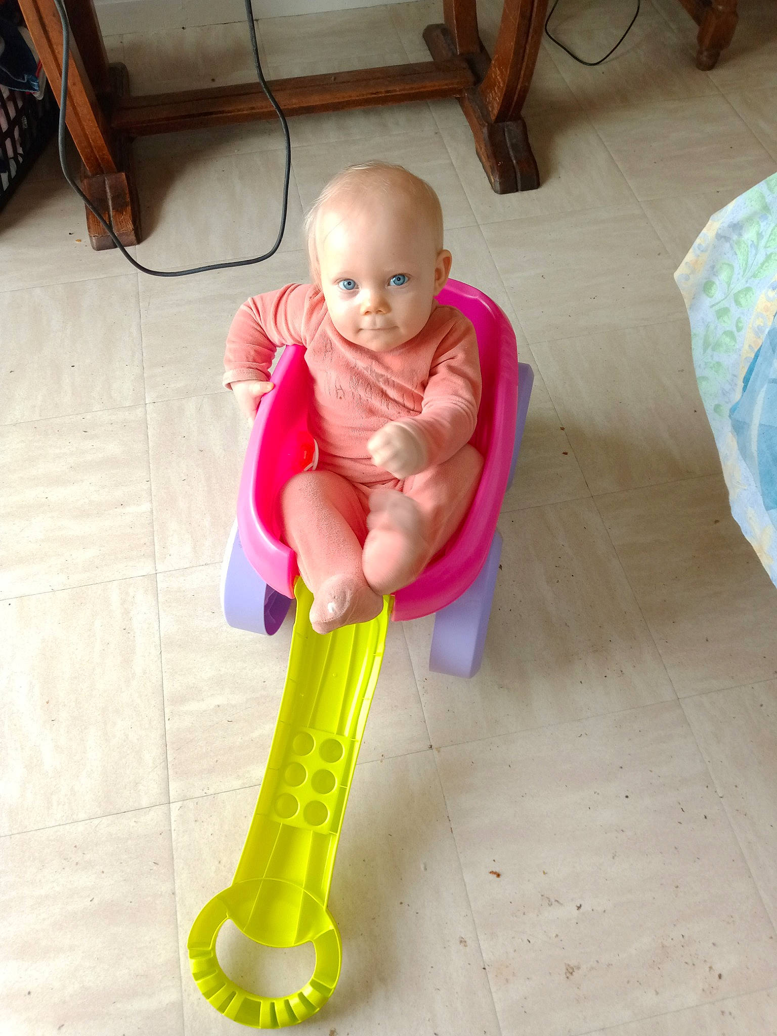 Loonna a rejoint le concours — aidez-le/la à gagner de superbes lots ! baby, baby_products, baby_toddler_clothing, baby_toys, chair, cheek, child, comfort, face, flooring, hardwood, head, human_body, human_leg, knee, lap, magenta, person, thigh, toddler