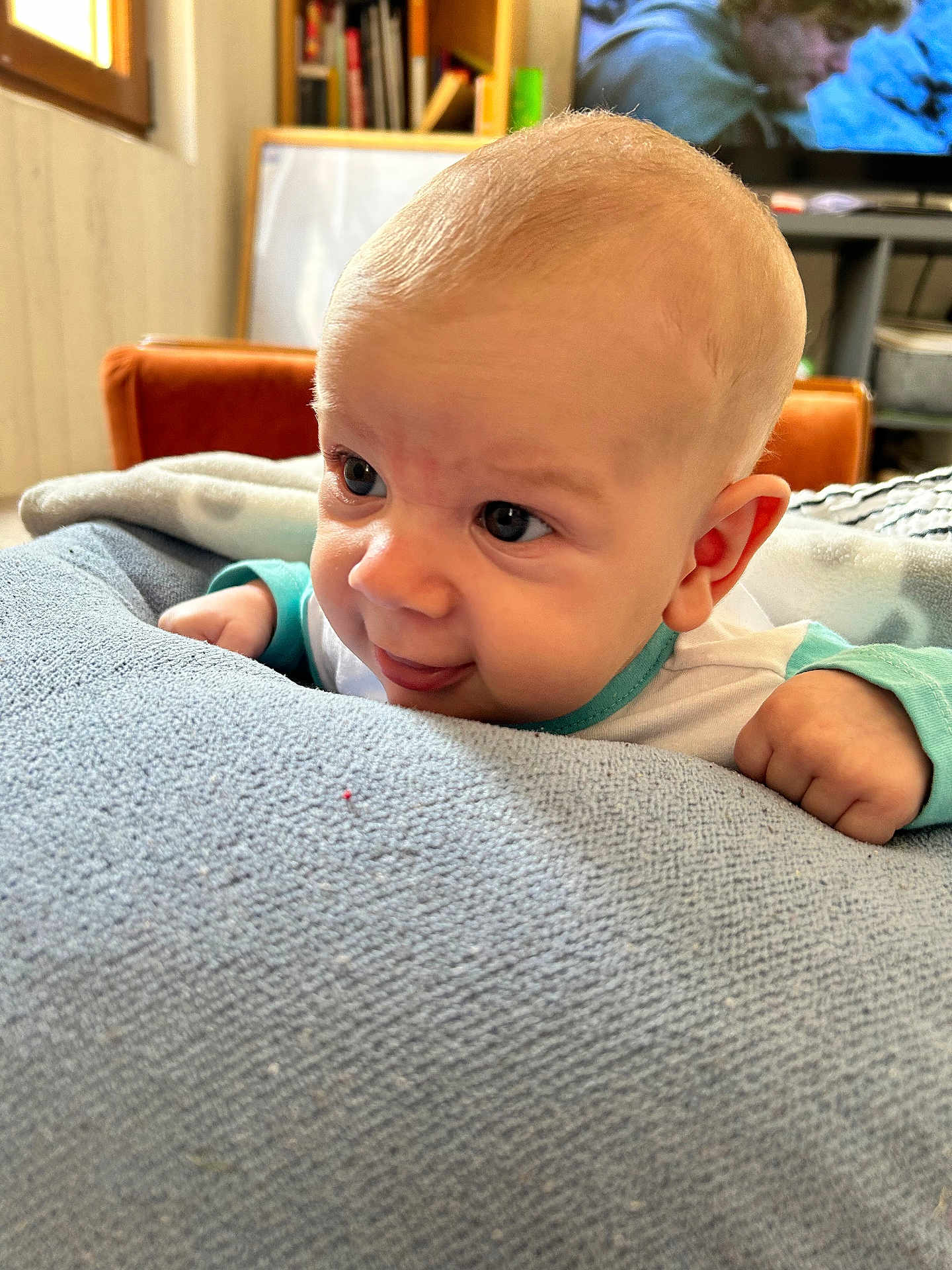 Arthur a rejoint le concours — aidez-le/la à gagner de superbes lots ! baby, infant, face, eyes, blanket, hand, indoor, furniture, couch, television, curious, young_child, portrait, soft_texture, cozy, head, expression, clothing, sleeve, home
