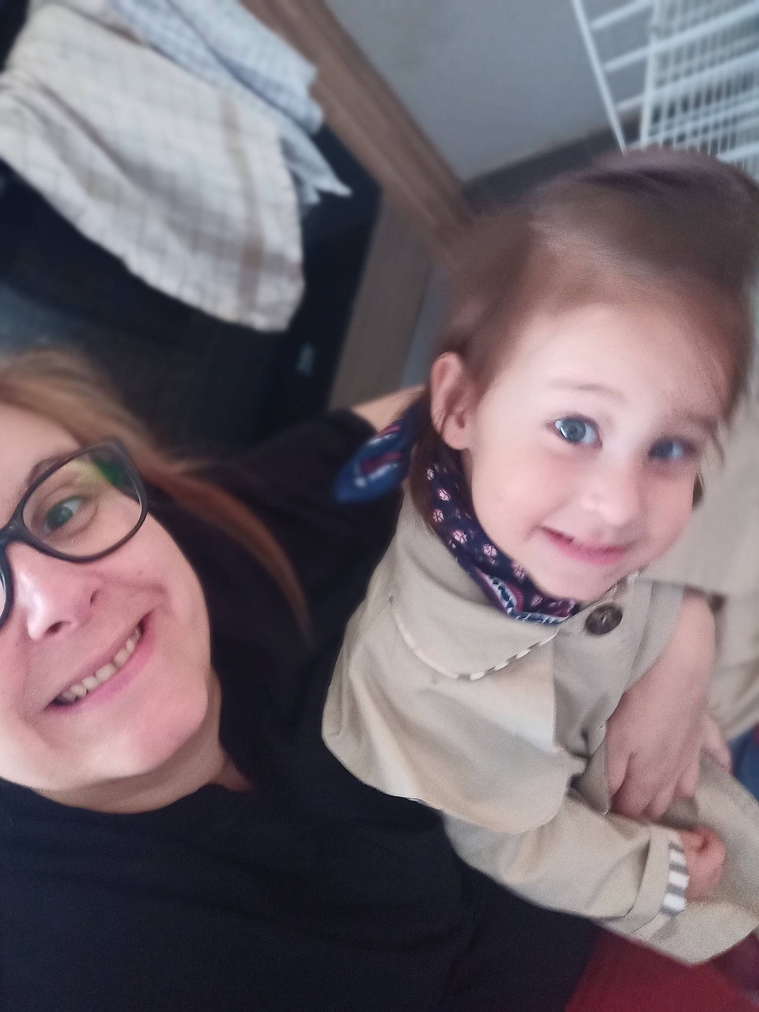 Giulia participe au concours pour gagner de l'argent avec cette photo : cheek, cool, eye, eyebrow, face, facial_expression, gesture, glasses, hair, hairstyle, happy, head, iris, joy, lip, mouth, nose, organ, person, skin