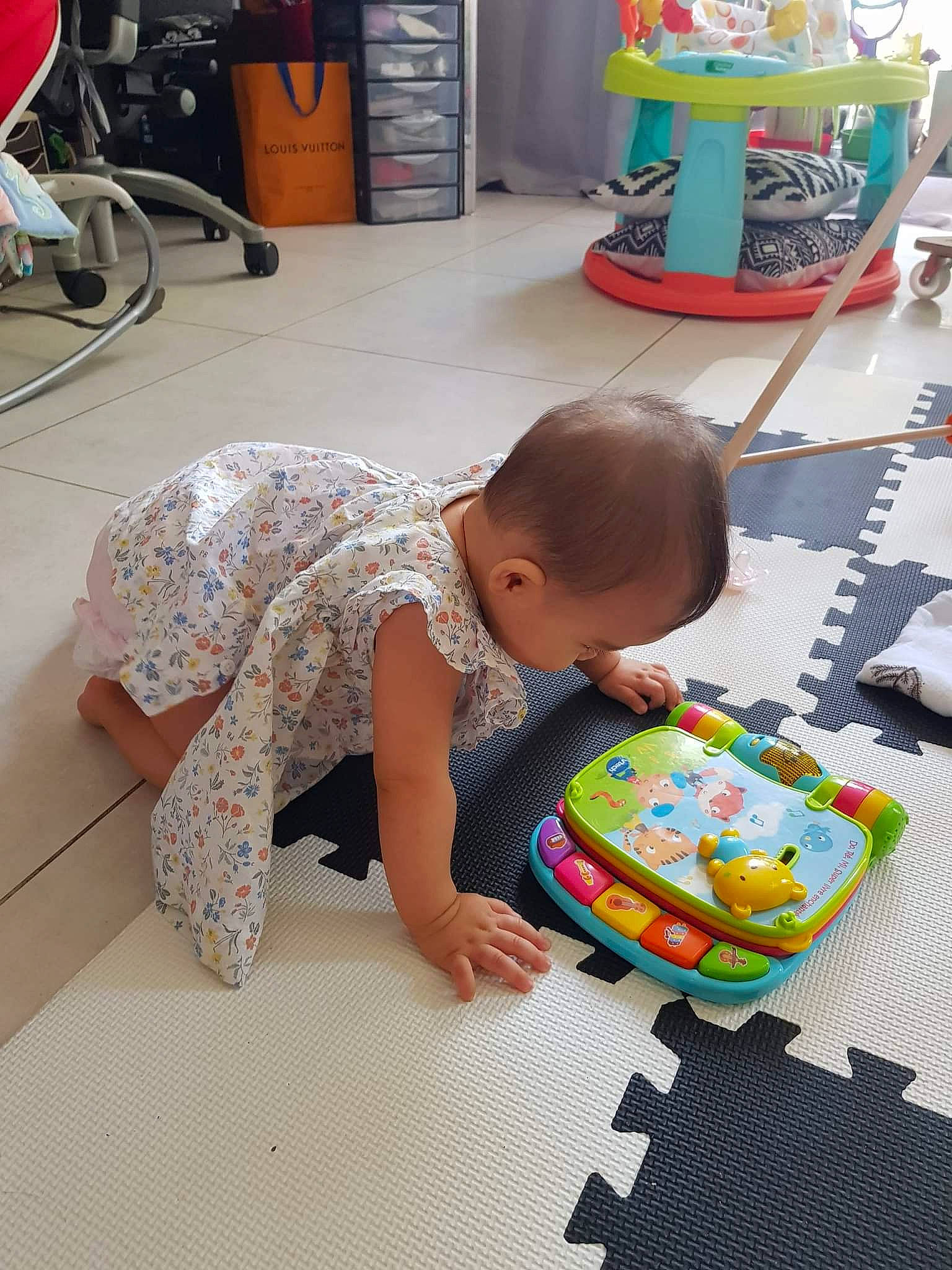 Alix a rejoint le concours — aidez-le/la à gagner de superbes lots ! baby, baby_products, baby_toddler_clothing, baby_toys, carpet, child, comfort, design, floor, flooring, fun, hardwood, learning, leisure, pattern, person, play, room, sitting, toddler