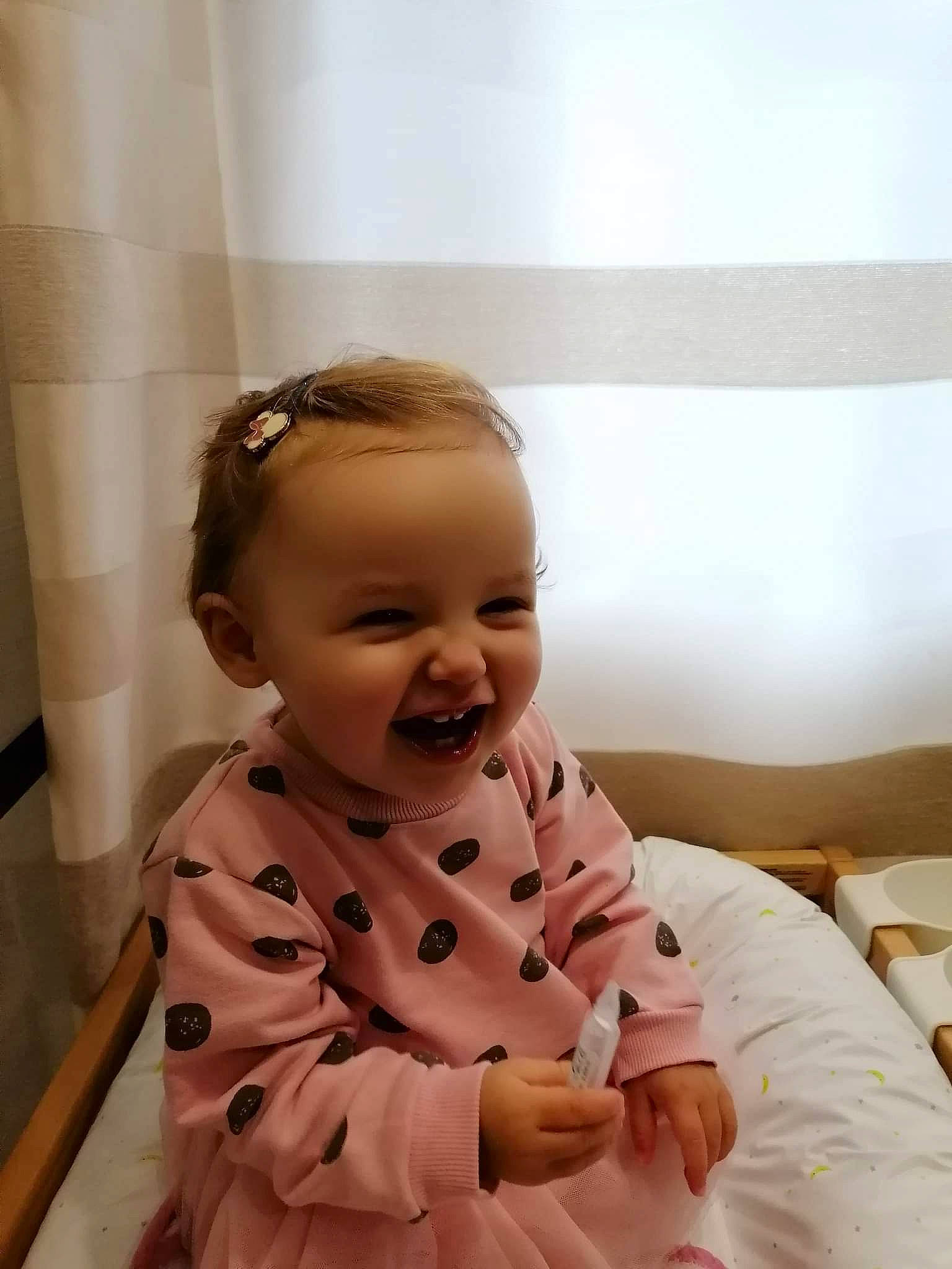 Joy a rejoint le concours — aidez-le/la à gagner de superbes lots ! baby, baby_toddler_clothing, bed, bedding, child, comfort, dress, flash_photography, flooring, fun, happy, linens, person, room, sitting, skin, sleeve, smile, sunglasses, thumb