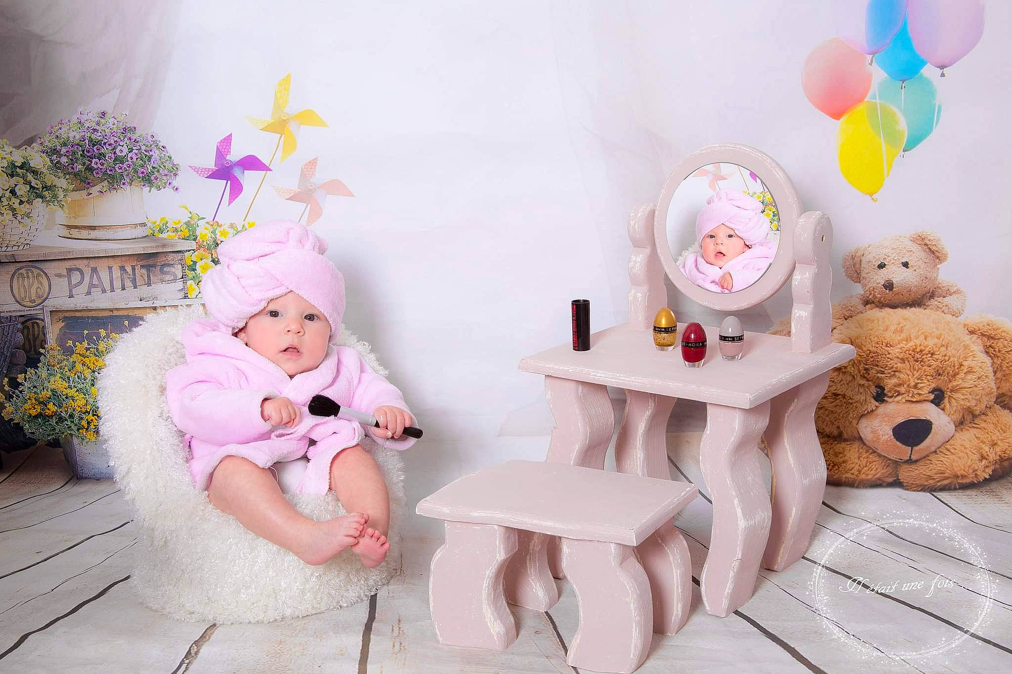 Ambre a rejoint le concours — aidez-le/la à gagner de superbes lots ! art, baby, baby_toddler_clothing, child, comfort, dress, happy, hat, headwear, mammal, person, pink, plant, product, purple, stuffed_toy, table, textile, toddler, toy