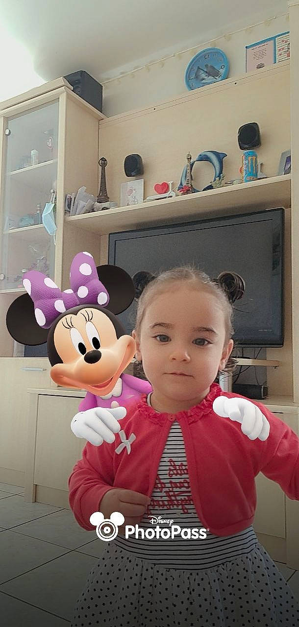 Emma participe au concours pour gagner de l'argent avec cette photo : baby_toddler_clothing, beauty, cabinetry, child, eye, facial_expression, fun, gesture, happy, home_appliance, kitchen_appliance, magenta, major_appliance, person, pink, product, room, sleeve, smile, television