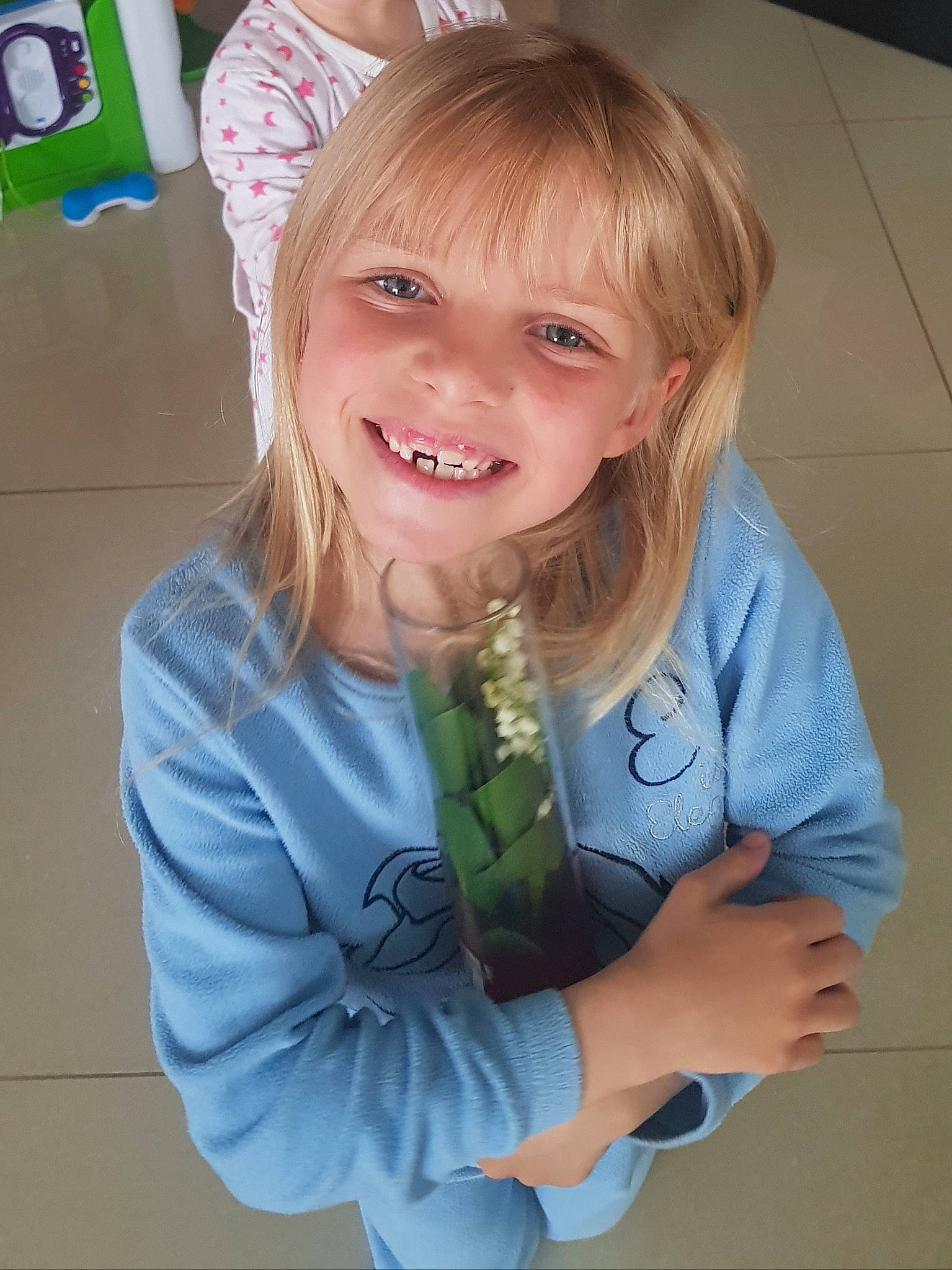 Emma participe au concours pour gagner de l'argent avec cette photo : arm, baby_toddler_clothing, bangs, cheek, child, clothing, face, gesture, hairstyle, hand, happy, human_body, iris, joy, lip, person, skin, sleeve, smile, standing