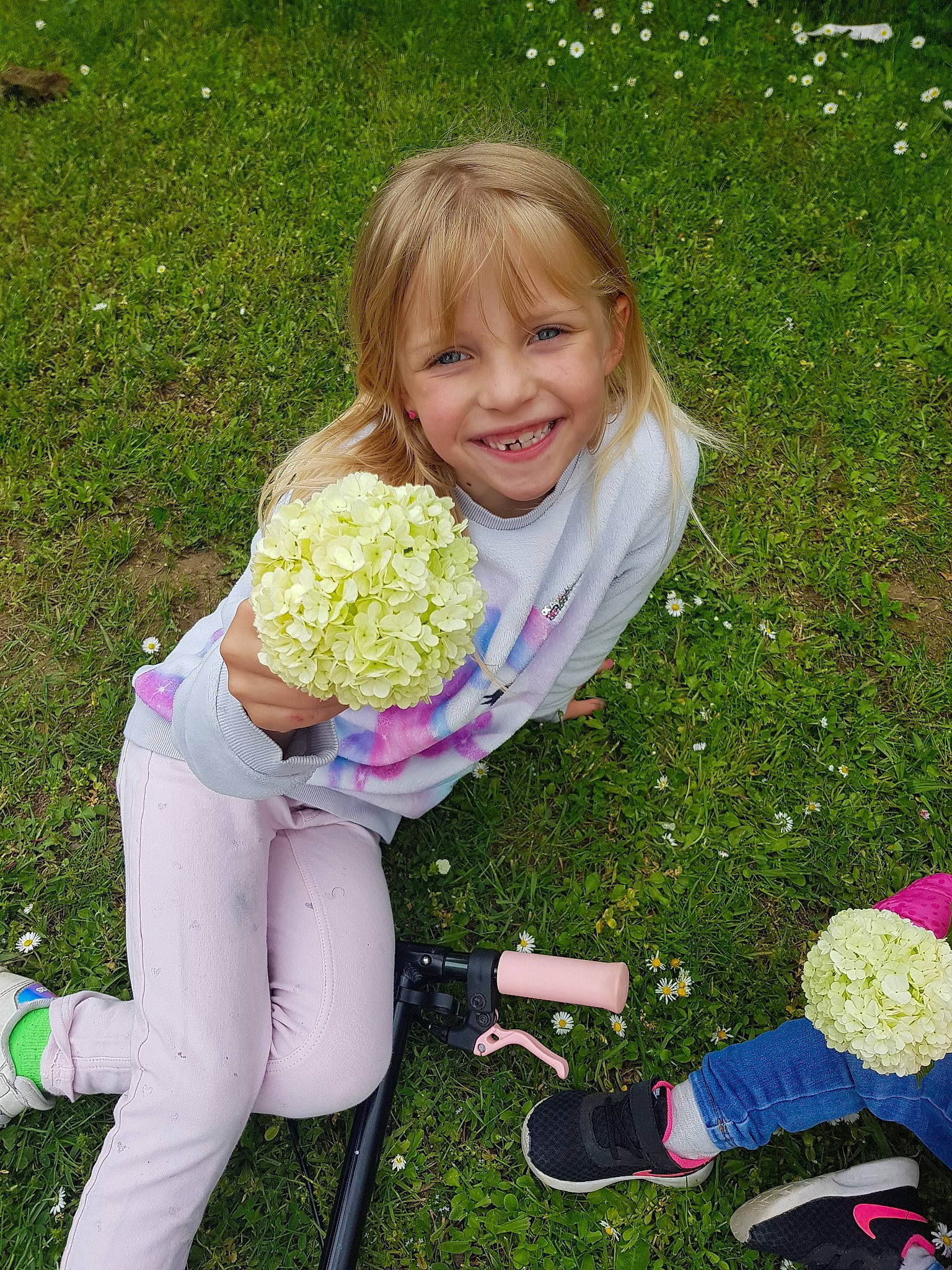 Emma participe au concours pour gagner de l'argent avec cette photo : blond, child, flower, fun, garden, grass, grass_family, grassland, happy, joy, lawn, meadow, people_in_nature, person, petal, pink, plant, smile, spring, summer