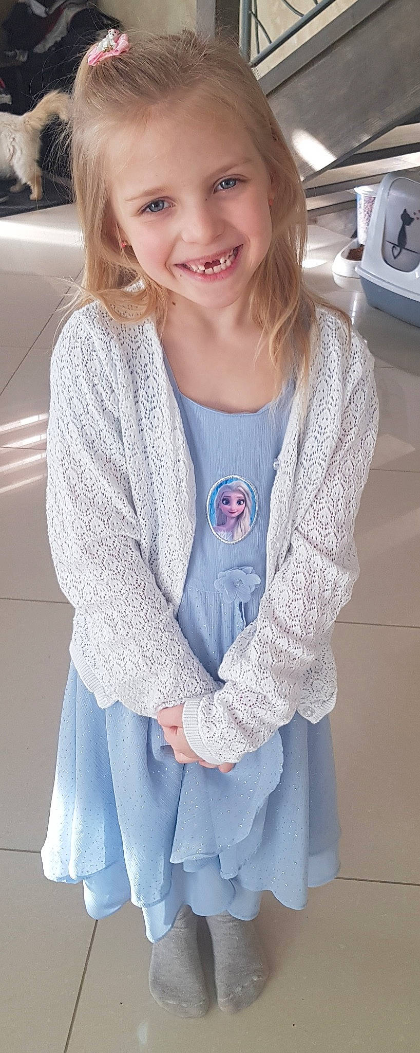 Emma participe au concours pour gagner de l'argent avec cette photo : blazer, cool, denim, dress, elbow, electric_blue, gesture, hair, joint, joy, neck, outerwear, person, shoulder, sleeve, smile, sportswear, standing, street_fashion, t_shirt