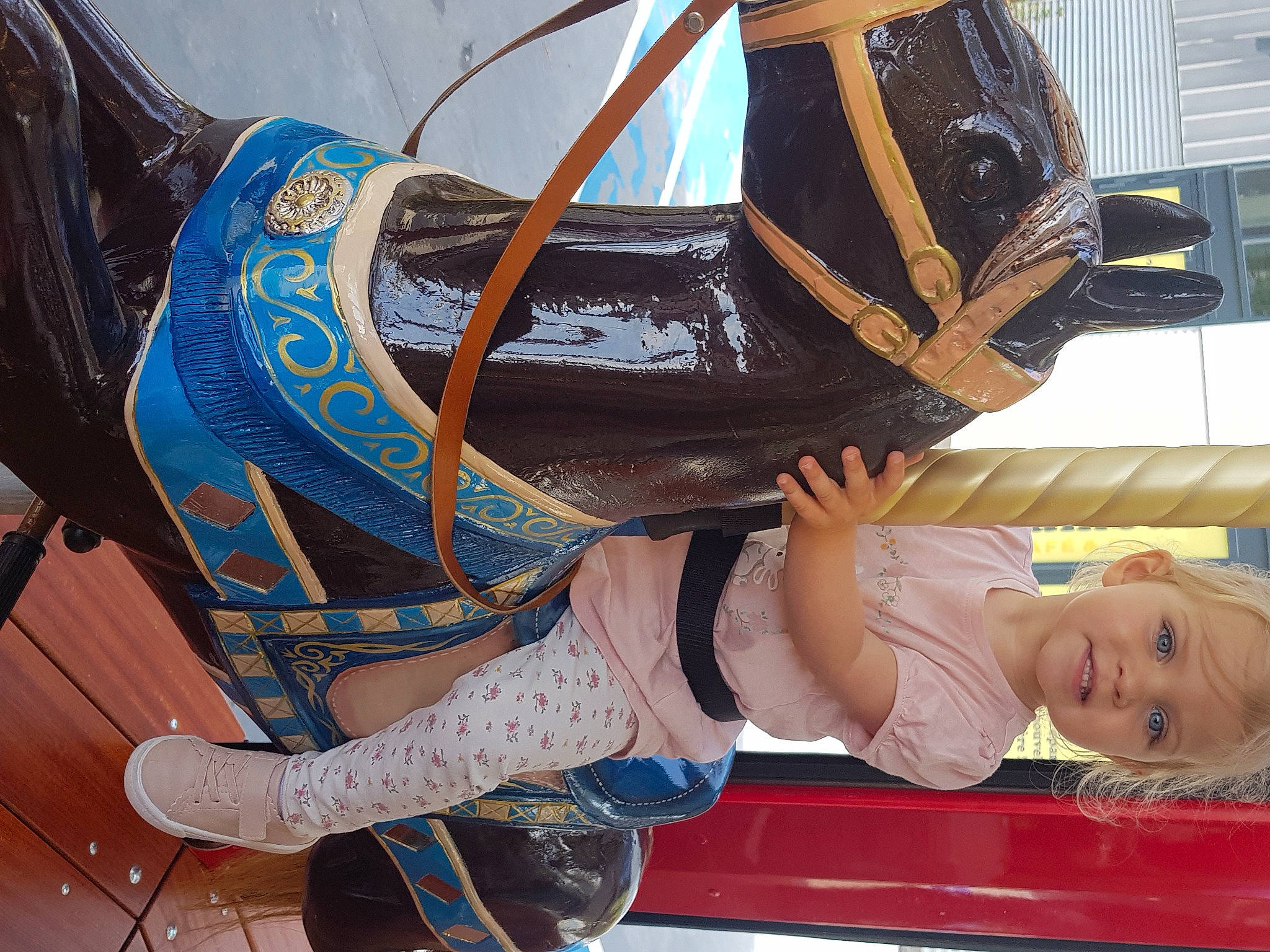 Elyne a rejoint le concours — aidez-le/la à gagner de superbes lots ! boot, carmine, costume, costume_design, electric_blue, event, foot, fun, human_leg, knee, leg, pattern, person, personal_protective_equipment, shoe, smile, sneakers, textile, thigh, tire