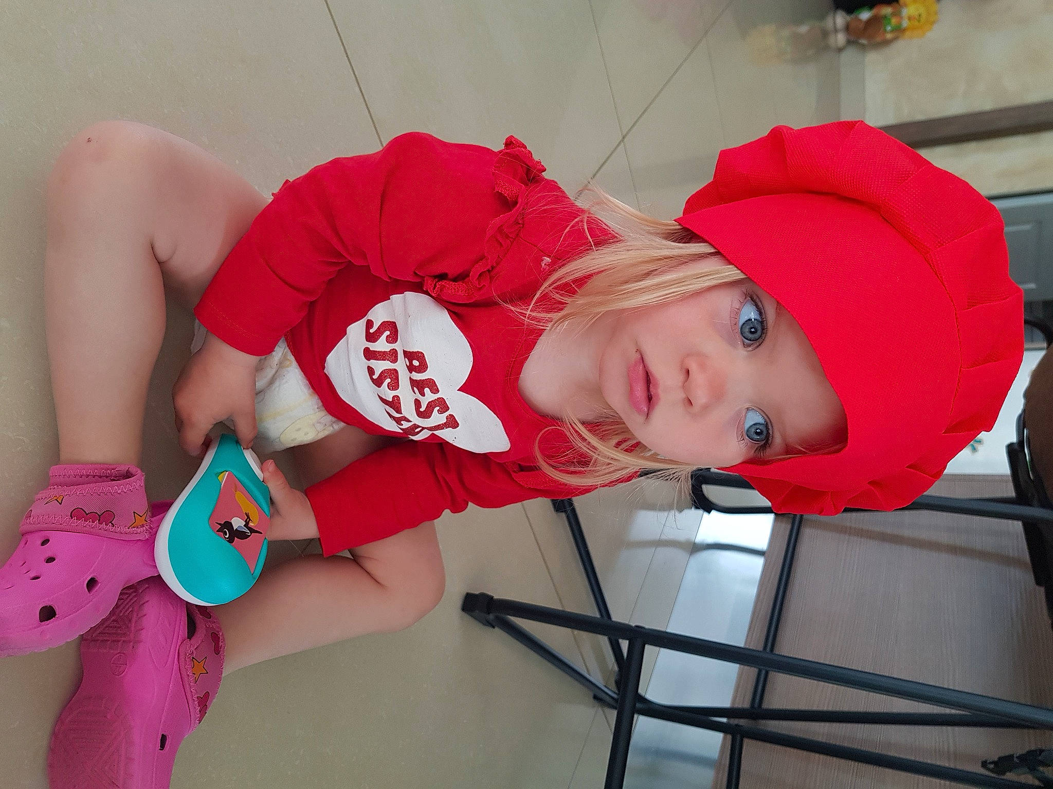Elyne a rejoint le concours — aidez-le/la à gagner de superbes lots ! cap, carmine, child, elbow, fashion_accessory, fun, hat, headgear, headwear, human_leg, knee, magenta, mouth, muscle, person, pink, red, smile, sock, t_shirt