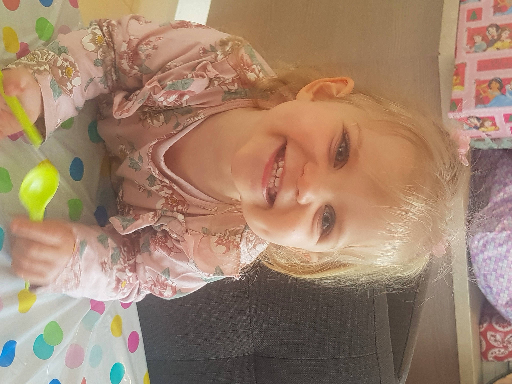 Elyne a rejoint le concours — aidez-le/la à gagner de superbes lots ! baby, baby_toddler_clothing, beauty, cheek, child, dress, eye, eyelash, face, fun, happy, iris, joy, pattern, person, pink, product, room, skin, sleeve