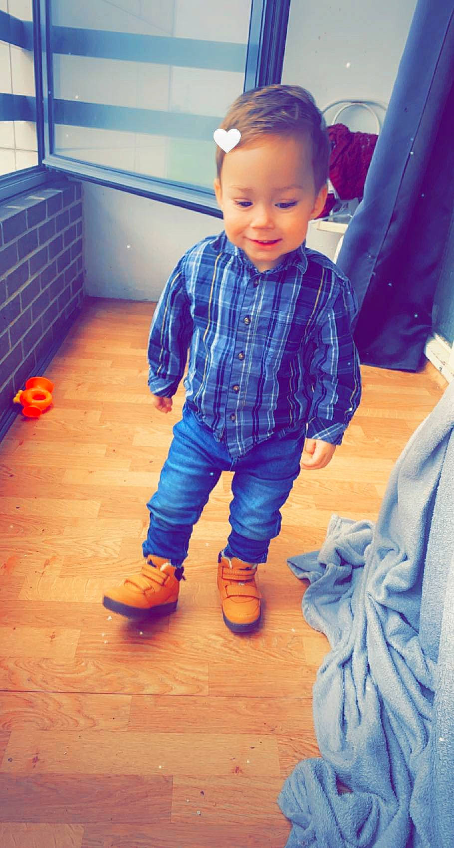 Kylian a rejoint le concours — aidez-le/la à gagner de superbes lots ! baby_toddler_clothing, blue, child, cool, denim, electric_blue, eye, face, floor, flooring, happy, joy, leg, person, purple, skin, sleeve, smile, sneakers, standing