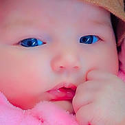 Crystal Enouf a rejoint le concours — aidez-le/la à gagner de superbes lots ! baby, blue_eyes, child, close_up, cozy, cute, expression, face, fingers, hand, hat, indoor, infant, knitwear, pink, plush_toy, portrait, skin, soft_texture, warm_clothing