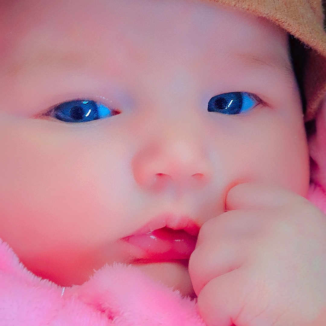 Crystal Enouf a rejoint le concours — aidez-le/la à gagner de superbes lots ! baby, blue_eyes, child, close_up, cozy, cute, expression, face, fingers, hand, hat, indoor, infant, knitwear, pink, plush_toy, portrait, skin, soft_texture, warm_clothing