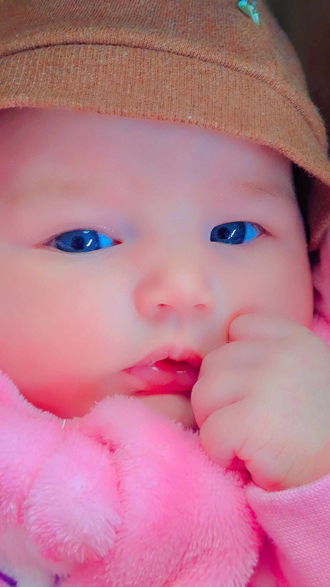 Crystal Enouf a rejoint le concours — aidez-le/la à gagner de superbes lots ! baby, blue_eyes, child, close_up, cozy, cute, expression, face, fingers, hand, hat, indoor, infant, knitwear, pink, plush_toy, portrait, skin, soft_texture, warm_clothing