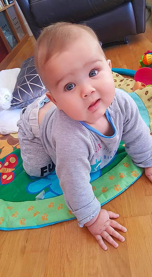 Karl participe au concours pour gagner de l'argent avec cette photo : baby, baby_toddler_clothing, cheek, child, person, play, sitting, skin, toddler, tummy_time