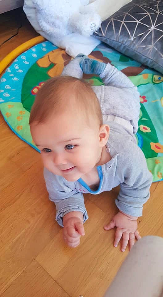 Karl a rejoint le concours — aidez-le/la à gagner de superbes lots ! baby, baby_products, baby_toddler_clothing, child, person, play, product, skin, toddler, tummy_time