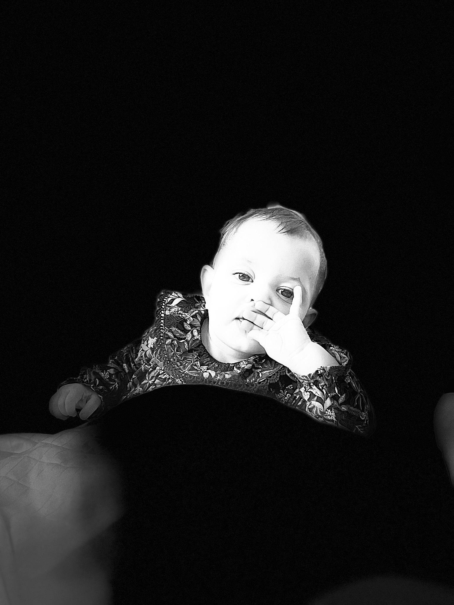 Line a rejoint le concours — aidez-le/la à gagner de superbes lots ! art, baby, baby_toddler_clothing, cheek, child, comfort, darkness, event, flash_photography, fun, happy, monochrome, monochrome_photography, person, portrait_photography, room, sitting, sleeve, still_life_photography, tints_and_shades