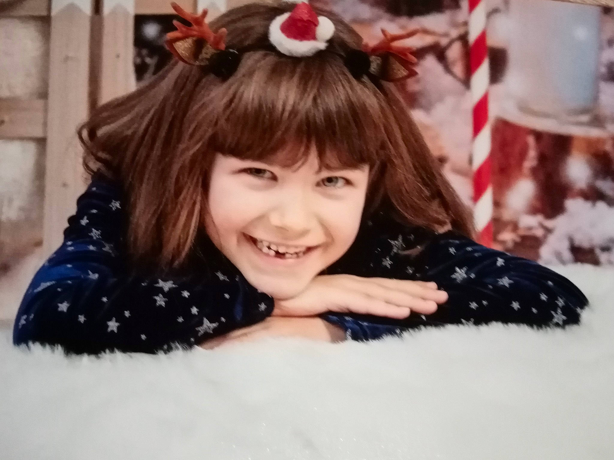 Mélina a rejoint le concours — aidez-le/la à gagner de superbes lots ! bangs, black_hair, eyebrow, eyelash, flash_photography, freezing, fun, gesture, glove, happy, headgear, joy, lip, mammal, mouth, outerwear, person, smile, snow, street_fashion