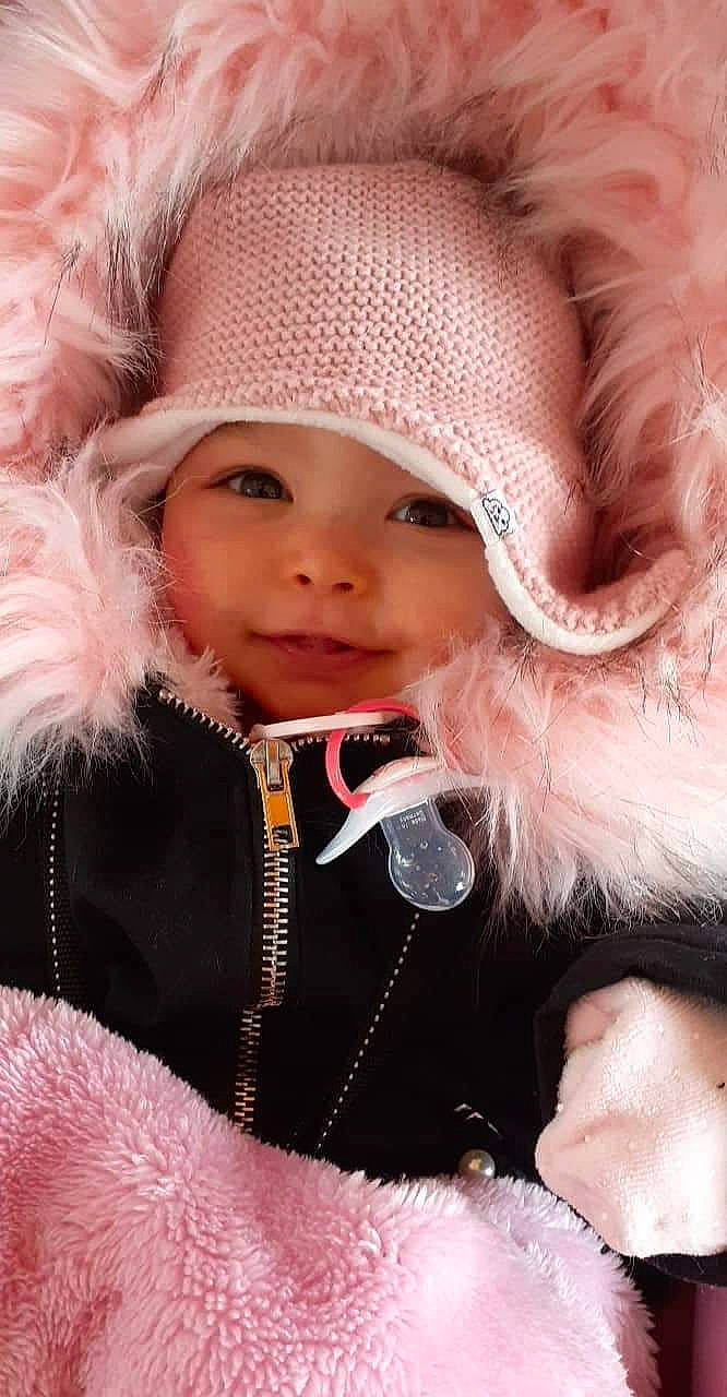 Iliana a rejoint le concours — aidez-le/la à gagner de superbes lots ! beard, cap, chin, eyebrow, eyelash, face, facial_expression, finger, fur_clothing, hairstyle, hand, happy, head, headgear, headwear, lip, mammal, outerwear, person, pink