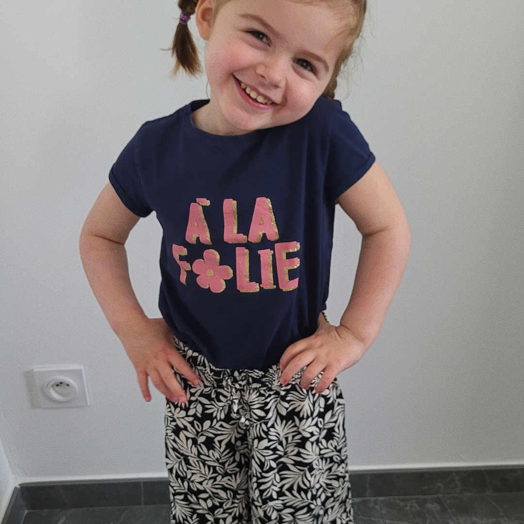 Malya a rejoint le concours — aidez-le/la à gagner de superbes lots ! bodypart, child, clothing, face, female, finger, footwear, girl, hand, happy, head, pants, person, photography, portrait, sandal, shoe, shorts, smile, t_shirt