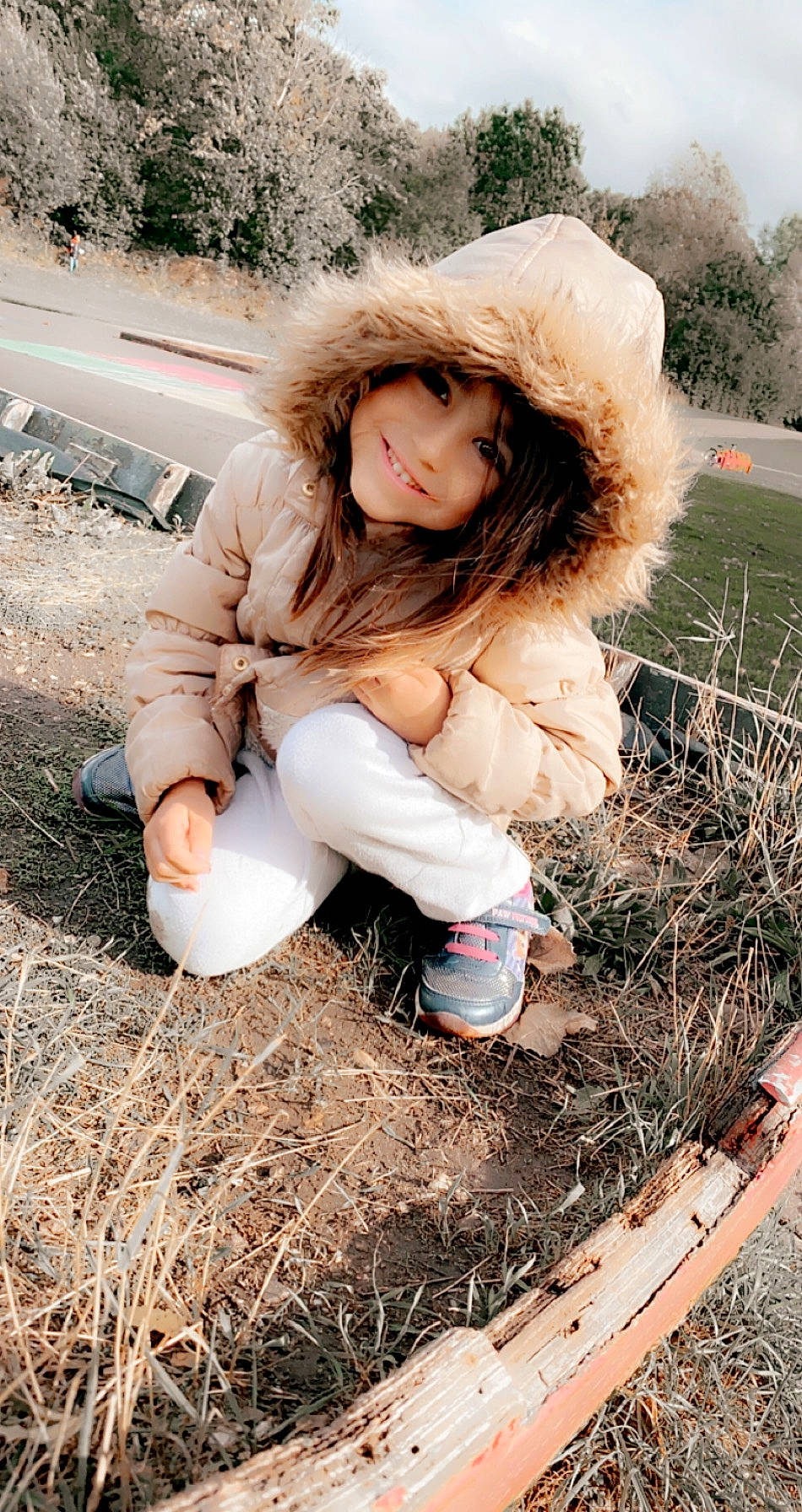 Ambre participe au concours pour gagner de l'argent avec cette photo : beauty, blond, brown_hair, cap, flash_photography, freezing, grass, happy, human_leg, joy, long_hair, natural_material, people_in_nature, person, photograph, plant, shoe, street_fashion, thigh, vertebrate