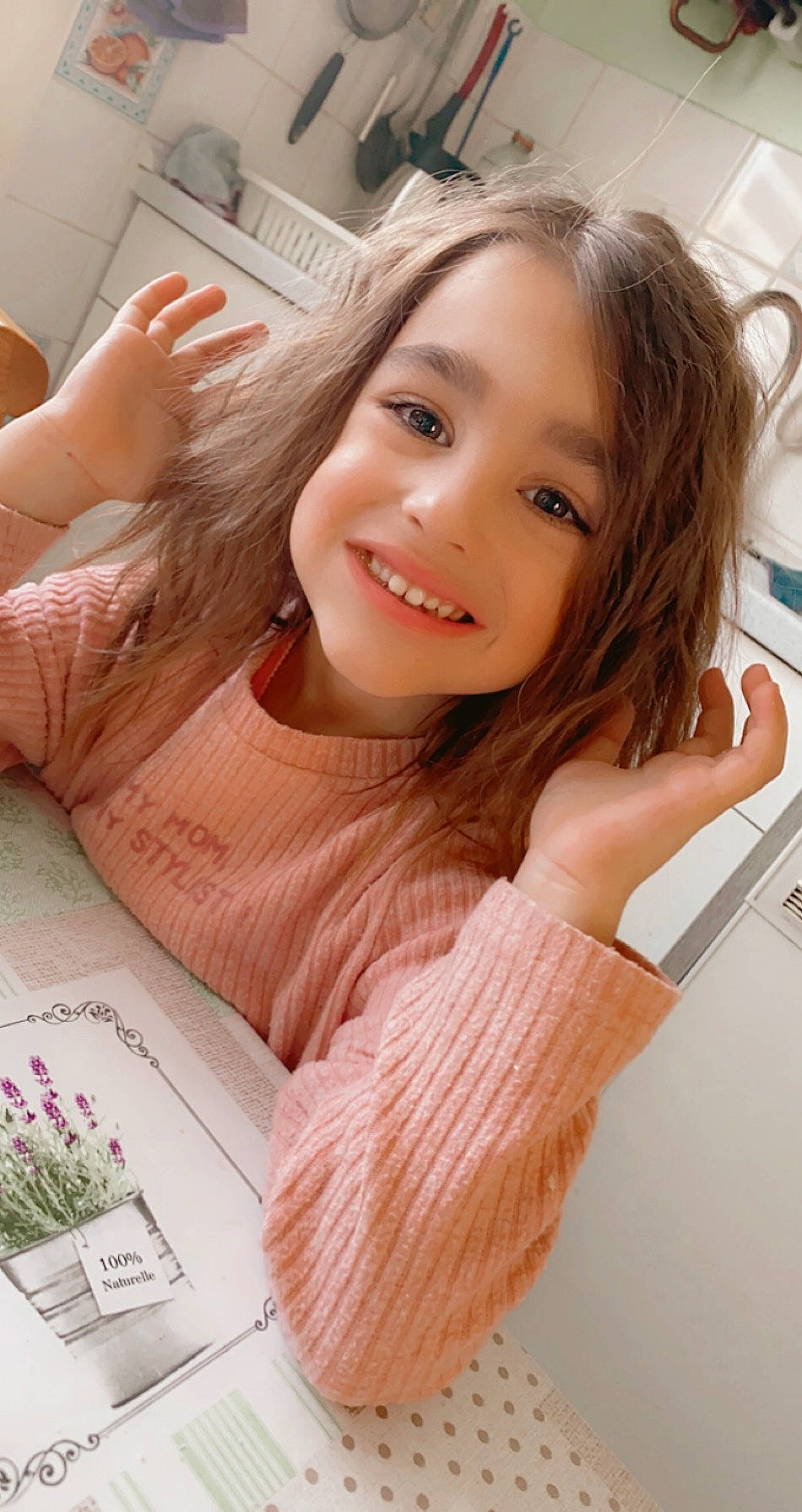 Ambre a rejoint le concours — aidez-le/la à gagner de superbes lots ! arm, comfort, eye, eyebrow, eyelash, face, facial_expression, finger, gesture, hair, hairstyle, hand, happy, joy, lip, muscle, neck, netbook, person, shoulder